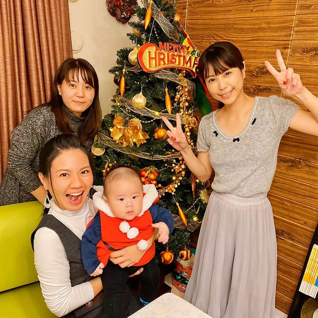 琴菜さんのインスタグラム写真 - (琴菜Instagram)「Merry Christmas 🎄🎂✨ 宮古島の幼馴染み💕先日友達の一人がお仕事で東京に来たので急遽クリスマス会を🎅✨そして昨日帰ったから息子と見送りに行ってきた💓今回も息子のお風呂を入れてくれて、ずっと息子の子守をしてくれてたから、ゆっくり座りながらお喋りすることができたよ❣️ありがとー💕 お見送りって寂しくなるね✈️ 次逢えるのはいつかな〜。 #幼馴染み　#ようこそ東京　#クリスマス会　#空港見送り　#手抜きコーデ　#洋服選びが楽　#サンタコス #大好きな友達  #島んちゅ」12月25日 7時40分 - dj_singer_kotona