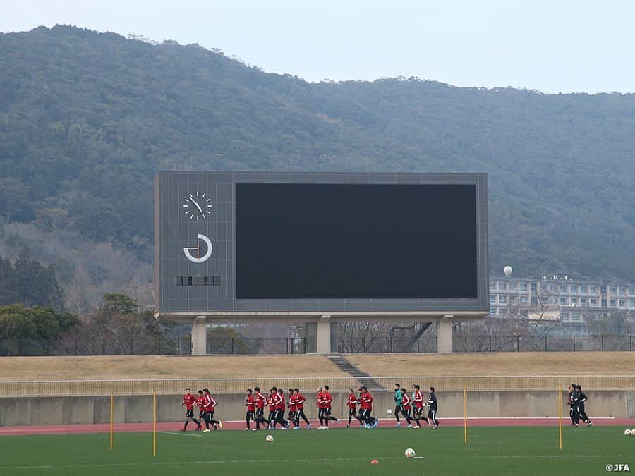 日本サッカー協会さんのインスタグラム写真 - (日本サッカー協会Instagram)「📸#U22日本代表 は12月24日（火）、長崎での合宿を開始しました。 ・ 初日のトレーニングはフィールドプレーヤーとＧＫに分かれ、約1時間行われました。 明日は午前・午後の2部練習を行い、ジャマイカ戦に向け準備を進めます。 ・ 🏆キリンチャレンジカップ2019 🇯🇵U-22日本代表 🆚U-22ジャマイカ代表🇯🇲 📅12/28(土) 19:20KO/16:20 開場(予定) 📍トランスコスモススタジアム長崎 📺日本テレビ系 ※チケットは完売しました 👉大会情報はJFA.jpへ」12月25日 7時52分 - japanfootballassociation