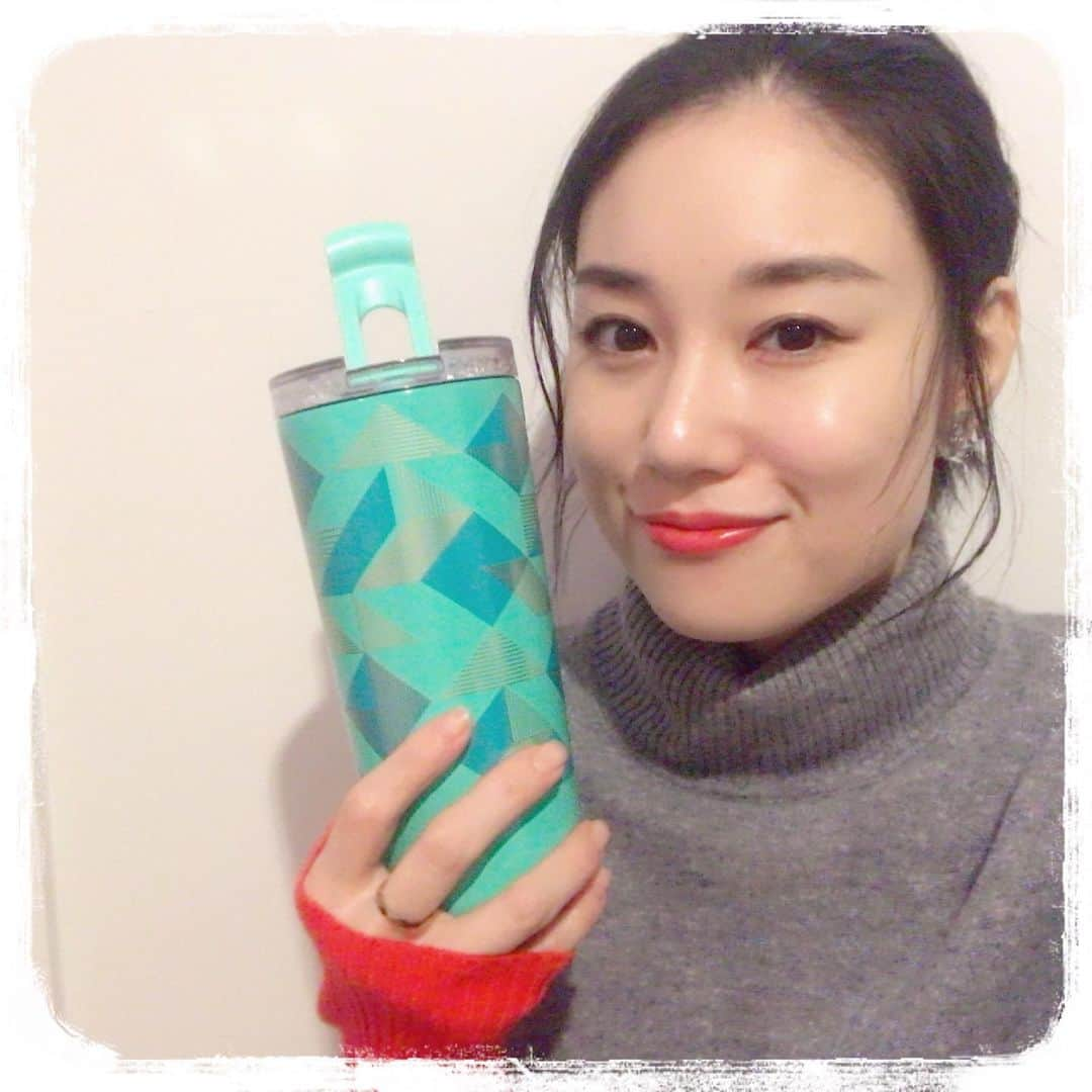 瀬稀ゆりとのインスタグラム：「Happy holidays🎄 . お友達から頂いたお気に入りのタンブラーでお白湯を飲む…至福の時です☺️ 皆さま、素敵なクリスマスを✨ . . #christmas #happyholidays  #merrychristmas」