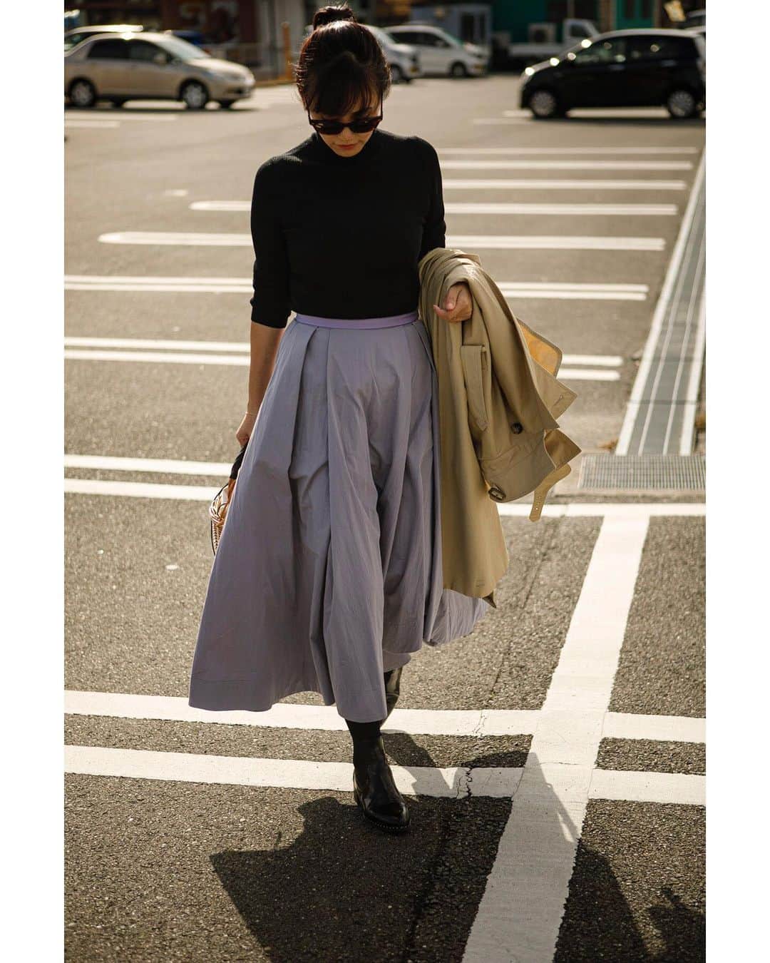 田中幸恵さんのインスタグラム写真 - (田中幸恵Instagram)「____ . ベージュ・ブラウン系ばっかりの冬服に飽きてきたもんで。 綺麗な色物が着たくなり、SALEには目もくれず @cen.___jp  のスカートを早速💜 . 春物やし少し早いかな？とも思ったけど、今買ってもタイツ合わせれば全然穿けるし、今から夏まで長く着れてお得やな☺️ むしろ賢い買い物笑🙆‍♀️ . たっぷり贅沢な生地で、裾はアシンメトリー。 このスカート、ドラマティックでしかないやんか😩💜 ウエストがグログランやから、トップスはインして着たい🤤 このスカート着るために、色違いのユニクロトップス買いに走ることを決意笑🙋‍♀️ . @chiakisinsta  がしつこく笑 このスカートのコーディネートをあげてる訳が分かった🥺💜 . 千晶ちゃんが着てるグリーンも気になる。気になる。欲しい🤭 . というわけで、年が明ける前に、すっかり気分は春色です笑💜💚 . @mariko_yata  が持ってるのが可愛くて、ステラのカゴバッグも買いまして。 かなりお気に入り♡ いっぱい使おう😊  tops▶︎ @uniqlo  skirt▶︎ @cen.___jp  coat▶︎ @ebure_official  shoes▶︎ @pertini_russia  bag▶︎ @stellarhollywood . . #uniqlo  #cen_jp  #ebure  #stellarhollywood  #pertini  #ユニクロ　#ステラハリウッド　#エブール」12月25日 7時59分 - yukie__tanaka