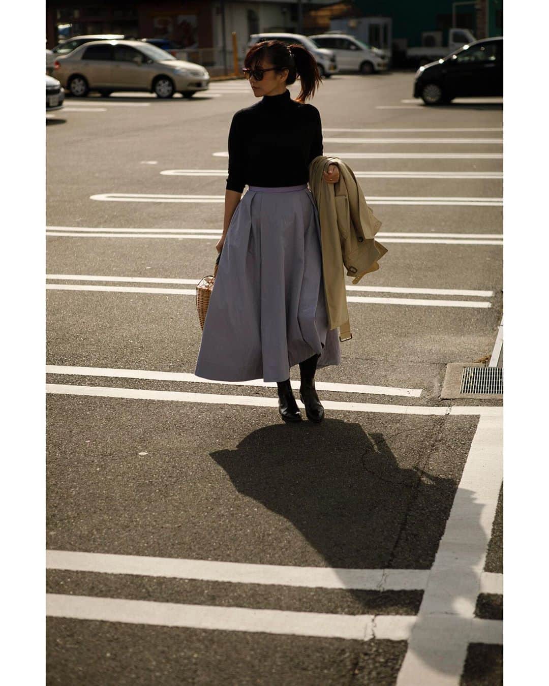 田中幸恵のインスタグラム：「____ . ベージュ・ブラウン系ばっかりの冬服に飽きてきたもんで。 綺麗な色物が着たくなり、SALEには目もくれず @cen.___jp  のスカートを早速💜 . 春物やし少し早いかな？とも思ったけど、今買ってもタイツ合わせれば全然穿けるし、今から夏まで長く着れてお得やな☺️ むしろ賢い買い物笑🙆‍♀️ . たっぷり贅沢な生地で、裾はアシンメトリー。 このスカート、ドラマティックでしかないやんか😩💜 ウエストがグログランやから、トップスはインして着たい🤤 このスカート着るために、色違いのユニクロトップス買いに走ることを決意笑🙋‍♀️ . @chiakisinsta  がしつこく笑 このスカートのコーディネートをあげてる訳が分かった🥺💜 . 千晶ちゃんが着てるグリーンも気になる。気になる。欲しい🤭 . というわけで、年が明ける前に、すっかり気分は春色です笑💜💚 . @mariko_yata  が持ってるのが可愛くて、ステラのカゴバッグも買いまして。 かなりお気に入り♡ いっぱい使おう😊  tops▶︎ @uniqlo  skirt▶︎ @cen.___jp  coat▶︎ @ebure_official  shoes▶︎ @pertini_russia  bag▶︎ @stellarhollywood . . #uniqlo  #cen_jp  #ebure  #stellarhollywood  #pertini  #ユニクロ　#ステラハリウッド　#エブール」