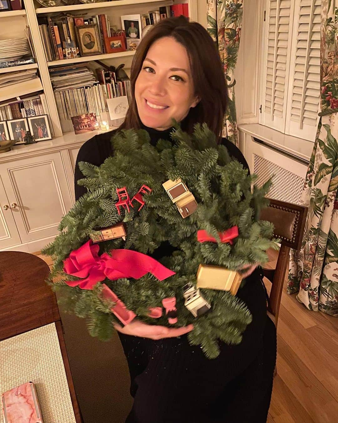 ミッチェル・コリンズさんのインスタグラム写真 - (ミッチェル・コリンズInstagram)「Merry Christmas from me and this wreath made up of the furniture from my first NY apartment. Nothing quite sets the mood like WREATH DUST. Thanks to @zarafs @kfindlayshirras & @bbwerner and their parents for welcoming me into their gorgeous English home for wine and mince pies and miniature toilet and cat.」12月25日 7時59分 - michcoll