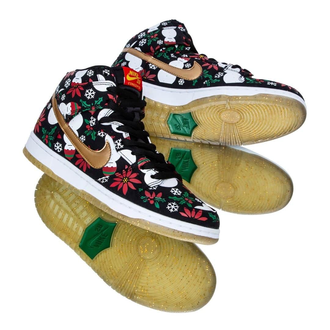 Flight Clubさんのインスタグラム写真 - (Flight ClubInstagram)「Boston boutique, Concepts, creates a humorous yet thematic take on the SB Dunk by infusing an "Ugly Christmas Sweater" motif on the silhouette. The black upper is doused in holiday patterns and the infamous mean snowman to round it out.」12月25日 8時00分 - flightclub