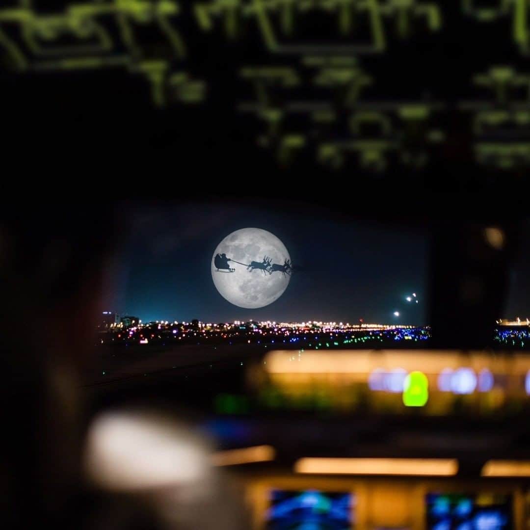 アメリカン航空のインスタグラム：「Santa's cleared for takeoff! #MerryChristmas」