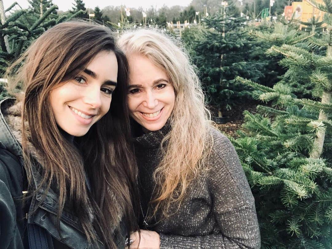 リリー・コリンズさんのインスタグラム写真 - (リリー・コリンズInstagram)「Better late than never! Christmas Eve tree decorating underway. One of my favorite holiday traditions with @waverlyondoheny...」12月25日 8時04分 - lilyjcollins