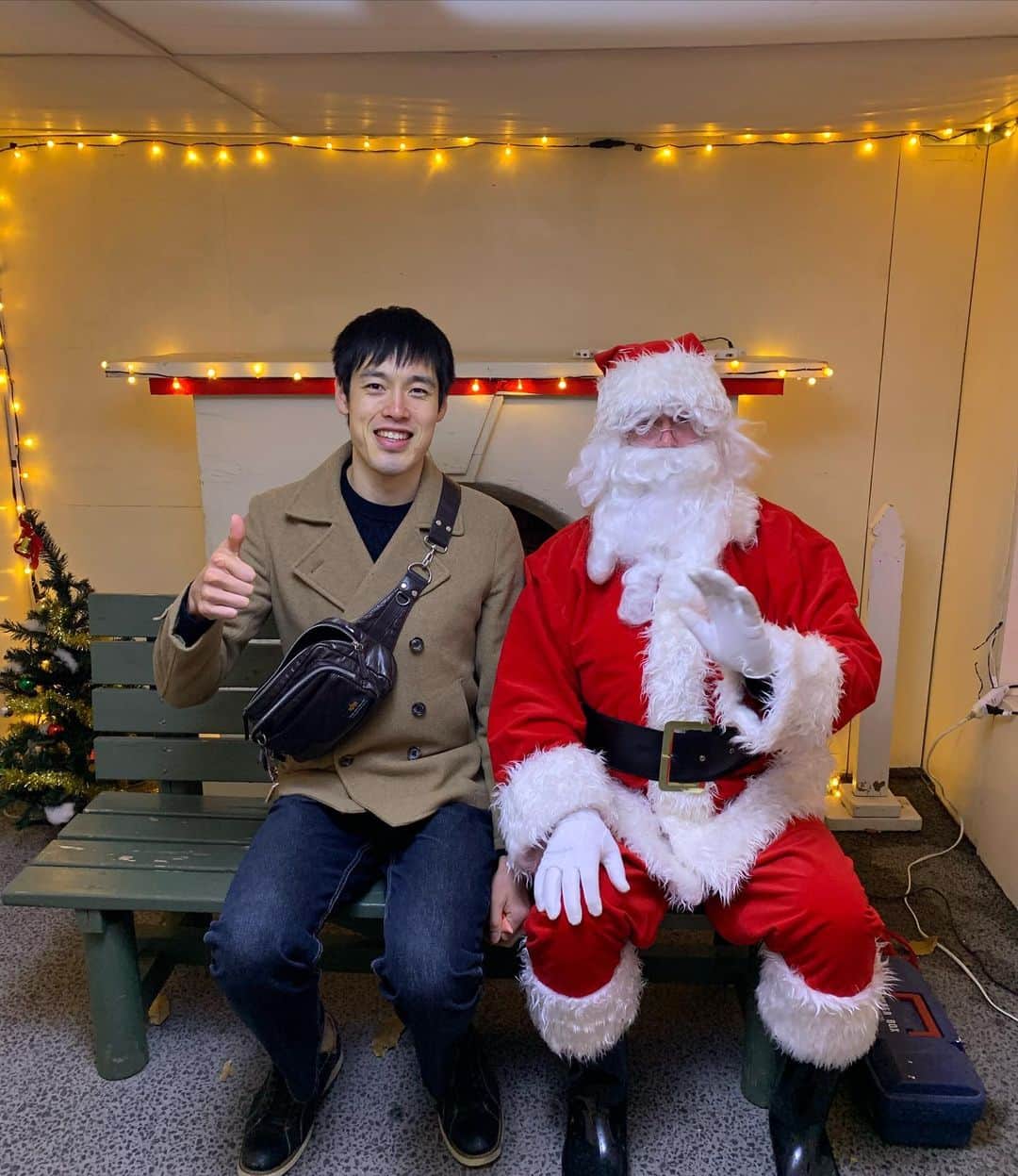 李博のインスタグラム：「メリークリスマス✨✨🎁🎄 皆さんに朗報です！ サンタは実在していました🎅🎅 #浜松フラワーパーク #サンタクロース #ラップランドからきたと言われている #外国人の方だった #素晴らしい発音の #MerryChristmas #最後は厚い握手を交わしました」
