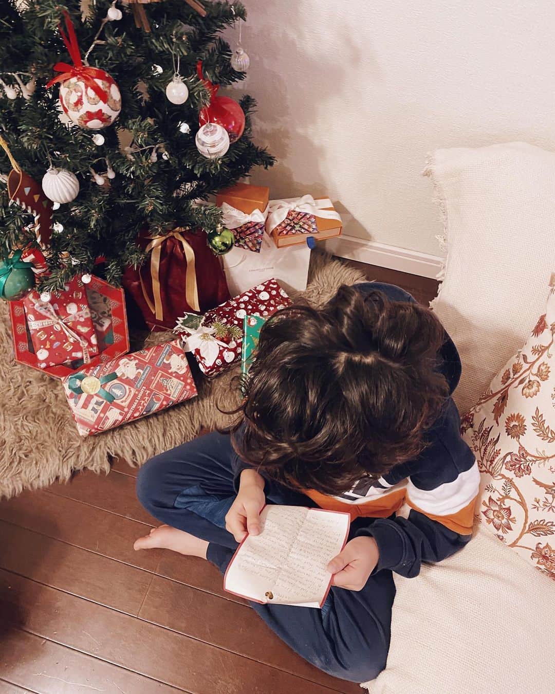 のインスタグラム：「➖ 𝕄𝕖𝕣𝕣𝕪 ℂ𝕙𝕣𝕚𝕤𝕥𝕞𝕒𝕤🎄❄️ ・  𝙳𝚎𝚊𝚛 𝙹！𝙷𝚘 𝙷𝚘 𝙷𝚘 𝚏𝚛𝚘𝚖 𝚝𝚑𝚎 𝙽𝚘𝚛𝚝𝚑 𝙿𝚘𝚕𝚎♡ 𝙷𝚊𝚟𝚎 𝚢𝚘𝚞 𝚑𝚊𝚍 𝚊 𝚏𝚞𝚗 𝚢𝚎𝚊𝚛? 𝙸 𝚊𝚖 𝚜𝚘 𝚎𝚡𝚌𝚒𝚝𝚎𝚍 𝚝𝚘 𝚟𝚒𝚜𝚒𝚝 𝚢𝚘𝚞𝚛 𝚑𝚘𝚞𝚜𝚎 𝚘𝚗 𝙲𝚑𝚛𝚒𝚜𝚝𝚖𝚊𝚜 𝙴𝚟𝚎 𝚊𝚗𝚍 𝚝𝚘 𝚕𝚎𝚊𝚟𝚎 𝚢𝚘𝚞 𝚊 𝚙𝚛𝚎𝚜𝚎𝚗𝚝! 𝙸 𝚜𝚎𝚎 𝚢𝚘𝚞 𝚑𝚊𝚟𝚎 𝚋𝚎𝚎𝚗 𝚕𝚎𝚊𝚗𝚒𝚗𝚐 𝚖𝚊𝚗𝚢 𝙺𝚊𝚗𝚓𝚒𝚜 𝚒𝚗 𝚜𝚌𝚑𝚘𝚘𝚕,𝚊𝚗𝚍 𝚟𝚎𝚛𝚢 𝚐𝚘𝚘𝚍 𝚊𝚝 𝚖𝚊𝚝𝚑 𝚒𝚗 𝚜𝚌𝚑𝚘𝚘𝚕！ 𝙹 𝚝𝚑𝚊𝚝 𝚢𝚘𝚞 𝚑𝚊𝚟𝚎 𝚋𝚎𝚎𝚗 𝚑𝚎𝚕𝚙𝚒𝚗𝚐 𝚢𝚘𝚞𝚛 𝚖𝚞𝚖 𝚌𝚘𝚘𝚔 𝚍𝚒𝚗𝚗𝚎𝚛 𝚟𝚎𝚛𝚢 𝚘𝚏𝚝𝚎𝚗.  𝙲𝚊𝚛𝚛𝚢 𝚘𝚗𝚙𝚛𝚊𝚌𝚝𝚒𝚌𝚒𝚗𝚐 𝚔𝚊𝚛𝚊𝚝𝚎 𝚊𝚗𝚍 𝚔𝚎𝚎𝚙 𝚘𝚗 𝚒𝚖𝚙𝚛𝚘𝚟𝚒𝚗𝚐. 𝙸 𝚐𝚘𝚝 𝚢𝚘𝚞𝚛 𝚠𝚒𝚜𝚑 𝚕𝚒𝚜𝚝. 𝙸 𝚌𝚊𝚗 𝚜𝚎𝚎 𝚝𝚑𝚊𝚝 𝚢𝚘𝚞 𝚕𝚘𝚟𝚎 𝚋𝚘𝚢 𝚜𝚝𝚞𝚏𝚏! 𝙼𝚘𝚜𝚝 𝚌𝚑𝚒𝚕𝚍𝚛𝚎𝚗 𝚍𝚘𝚗’𝚝 𝚐𝚎𝚝 𝚎𝚟𝚎𝚛𝚢𝚝𝚑𝚒𝚗𝚐 𝚝𝚑𝚎𝚢 𝚠𝚊𝚗𝚝 𝚏𝚘𝚛 𝙲𝚑𝚛𝚒𝚜𝚝𝚖𝚊𝚜 𝚎𝚟𝚎𝚗 𝚋𝚘𝚢𝚜 𝚊𝚜 𝚐𝚘𝚘𝚍 𝚊𝚜 𝚢𝚘𝚞.𝙱𝚎 𝚜𝚞𝚛𝚎 𝚝𝚑𝚊𝚝 𝚢𝚘𝚞 𝚜𝚝𝚊𝚢 𝚋𝚎𝚒𝚗𝚐 𝚊 𝚐𝚘𝚘𝚍 𝚋𝚘𝚢. 𝙸 𝚔𝚗𝚘𝚠 𝚢𝚘𝚞 𝚌𝚊𝚗 𝚍𝚘 𝚒𝚝! 𝙻𝚘𝚝𝚜 𝚘𝚏 𝙻𝚘𝚟𝚎, 𝚂𝚊𝚗𝚝𝚊.♡ 𝙷𝚊𝚟𝚎 𝚊 𝚐𝚛𝚎𝚊𝚝 𝚑𝚘𝚕𝚒𝚍𝚊𝚢！ ・  お手紙ありがとう！ホーホーホー！北極からこんにちは！今年は楽しい年だったかな？クリスマスイブに君のおうちに行って、プレゼントをあげるのをすごく楽しみにしてたよ！学校で漢字をたくさん習っているね！それと学校で算数がすごく得意なんだね！晩ご飯作るの、お母さんをよく手伝ってるね。空手の稽古を続けていて、上達しているね。君の希望リストを見たよ。なるほど、男の子のためのものが大好きなのがみてとれるよ。君と同じように良い子であっても、ほとんどの子ども達はクリスマスに欲しいと思うもの全部をもらえるということではないんだよ。良い子でい続けるようにするんだよ、君ならそれができるって私は知っているからね！ 愛をこめて、サンタより。 素敵な休日を！ ✉︎ あわてんぼうのサンタクロース来たよ〜❣️❣️他のプレゼントと紛れて最初気づいてなかったJさん（笑）リビングの窓のカーテンがぐちゃぐちゃになってて…あわてんぼうのサンタクロースだね〜って😂✨まだまだ信じてる👌来年は９歳だから怪しいな…（笑） ・ 今日は終業式だからとりあえずサンタさんのプレゼントをあけて手紙見つけて(帰ったら私が訳して読んであげる⭐️)テンションルンルンで行きました🥰 写真じゃ伝わらないけどめっちゃキラキラしてニヤニヤして欲しかった色だぁ〜って✨ちなみにサンタさんは欲しい色聞いてなかったの！ママはそんな色あるの知らない〜って言ったよ（笑）帰ったら、ママからジジババからみんなからのプレゼント🎁開けるんだって✨夜はクリスマスディナー🍽がんばるわママ👩🏼 #クリスマスの朝 #merrychristmas  #男の子ママ #happyholidays  #めりくり #サンタクロースからの手紙」