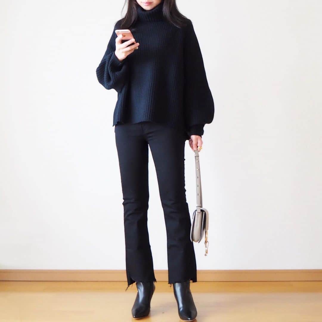hanaのインスタグラム：「outfit❄️ * black☺︎ * 朝です。まぶしいです。 今日はまっくろくろすけに、 アウターは… そこにかけてあるma-1笑 フードポンチョを予約したので 春のお楽しみです✽.｡. * #deuxiemeclasse #motherdenim #pellico #chloe #zara (ring)」