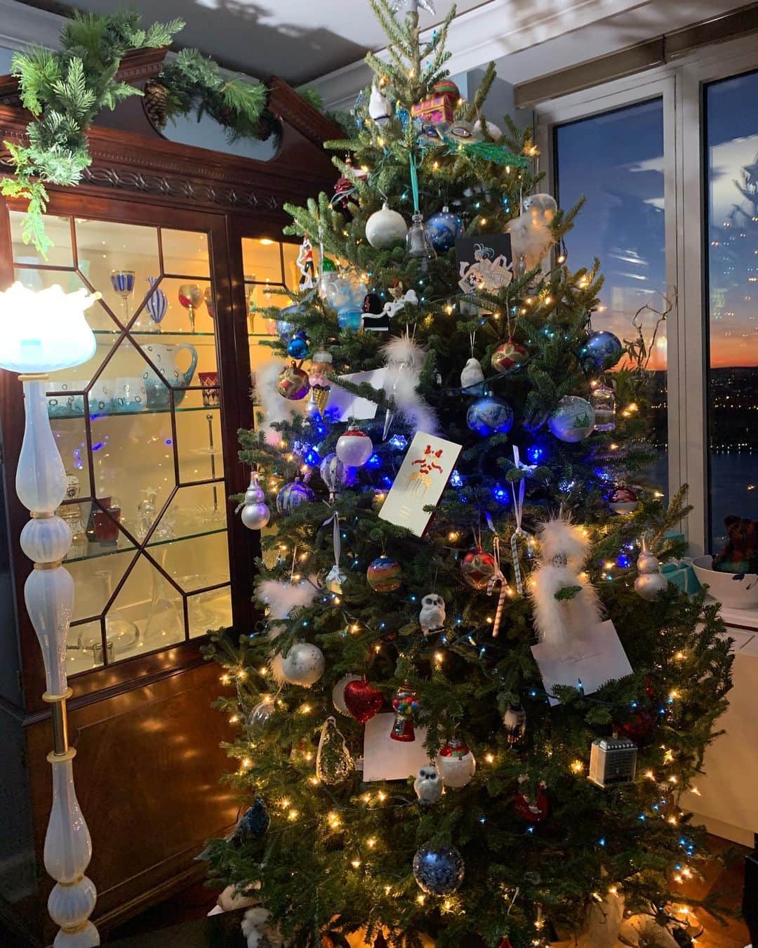 和央ようかさんのインスタグラム写真 - (和央ようかInstagram)「Merry Christmas 🎁🎄 🎅 Back in NY 🍎 Frank made this beautiful Christmas tree 🎄 Made me happy 😊 ❤️😍Thanks @frank.wildhorn  メリークリスマス🎁🎅🎄 NYに帰って来たら、リビングルームにクリスマスツリー🌲 フランクがほぼ1人で頑張って作ってくれたみたい🎄😍感動🥺有難うフランク😍 皆さまも素敵なクリスマスを過ごしてね😘🎄🎁🎅🎄 #takakonystylin🍎 #nylife #nyc🍎 #christmas #myfavoritetimeofyear🎄 #クリスマス #tokawao #和央ようか#サンセットタイム #sunsrt」12月25日 8時13分 - yokawao0215