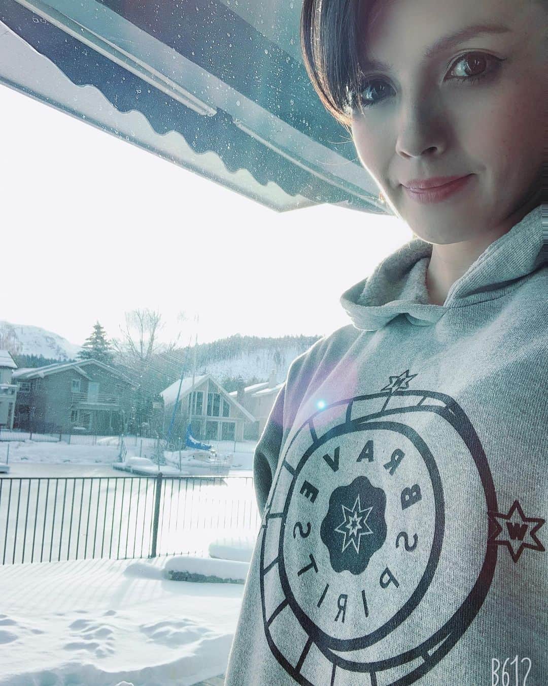 OLIVIAのインスタグラム：「Happy holidays everyone!! ❤️ Love, hugs and kisses to you all❣️」