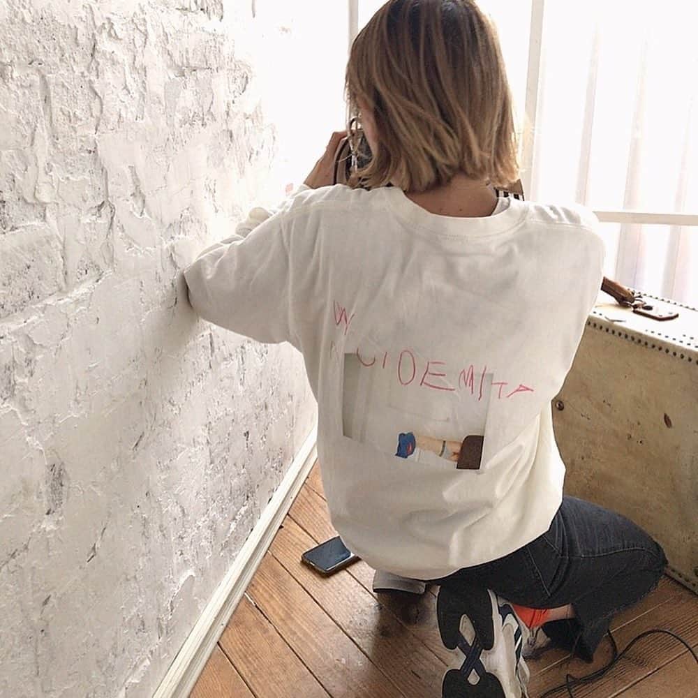 花盛友里のインスタグラム：「メリークリスマスー！ 全然関係ないけど「脱いでみた。」のロンT作ったやつ再販開始しました♡前も後ろもかわいいんだーよー！ こんなにたくさんの人が買ってくれるとは思ってなかったから本当にうれしい😭❤️ プロフィールのURLから飛べるのでぜひ見てみてくださいませー！本日中に買ってくれた人は年内発送で頑張りますっ。  それではみなさまよいクリスマスをー🎄🎅🤶 @nuidemita_hanamori」