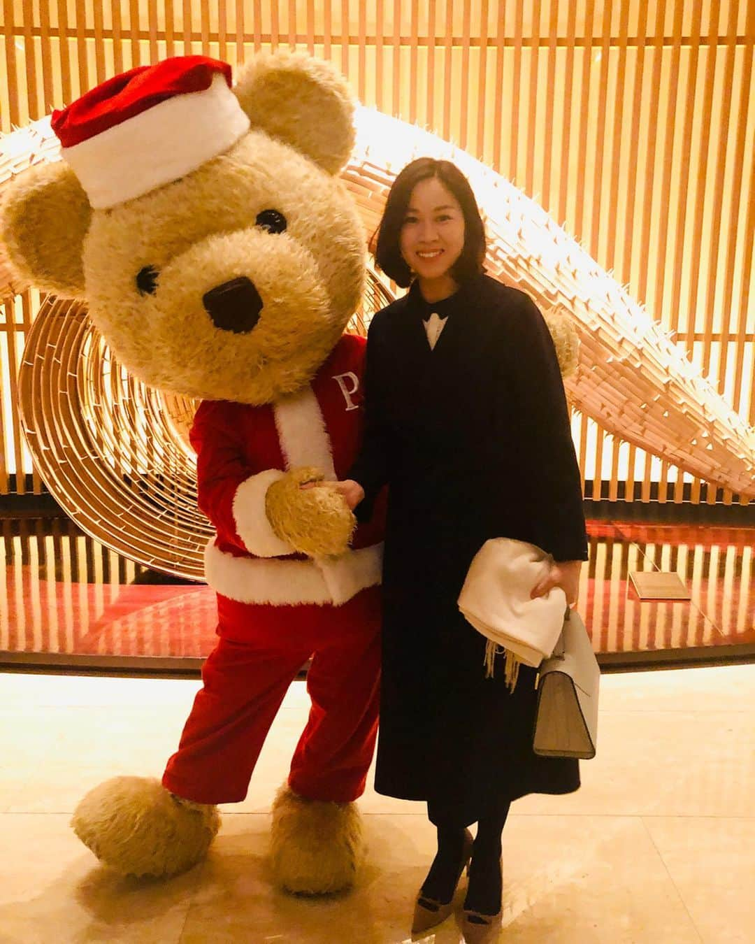 月央和沙さんのインスタグラム写真 - (月央和沙Instagram)「今年のクリスマスは🎄 ホテルでディナー✨  メリークリスマス🎁 .  #クリスマスイヴ2019 #旦那さまと #豪華ディナー #嬉しし #ありがたやー #サンタなくまさん」12月25日 8時25分 - kazusa_tsukio