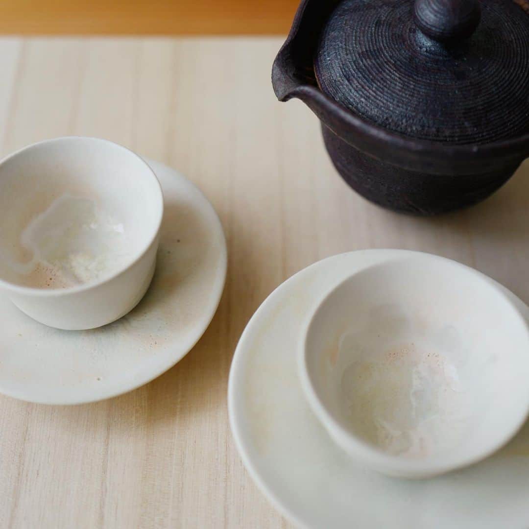 のインスタグラム：「. メリークリスマス🎄 池田優子さん @yuko_ikeda_pottery の展示に行かれなくて鬱々としていたら、愛しのカオルコからクリスマスプレゼントが届いた♡  なんで分かったの？って聞いたら、 なんでも知ってるんだよって😂 . というわけで、 八女で購入してきた星野焼の急須と共にお茶の時間にします。 最近は、毎朝玉露から始めてるんだ。」