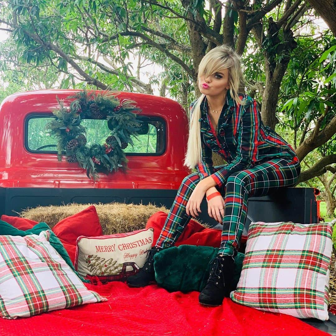 Mia Diazさんのインスタグラム写真 - (Mia DiazInstagram)「Happy Holidays to you all! 🎅🎄🎁❤️. #miadiaz #christmas2019 #christmaseve #bursberryfarm #hollister #newyorkandcompany #newyorkandco」12月25日 8時33分 - miadiaz