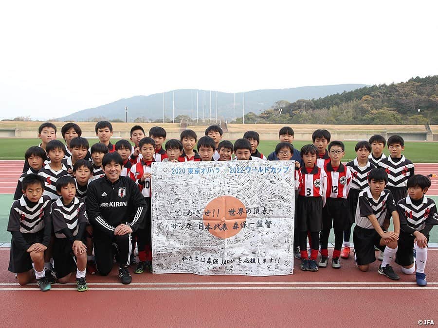 日本サッカー協会さんのインスタグラム写真 - (日本サッカー協会Instagram)「📸#U22日本代表 は12月24日（火）、長崎での合宿を開始しました。 ・ 練習前の一コマ。#森保一 監督の出身校である土井首小、土井首中、また南陽小のサッカーチーム約30名から、応援メッセージが書かれたフラッグが贈られました。 森保監督からもメッセージが贈られ、子どもたちは目を輝かせていました。 ・ 🏆キリンチャレンジカップ2019 🇯🇵U-22日本代表 🆚U-22ジャマイカ代表🇯🇲 📅12/28(土) 19:20KO/16:20 開場(予定) 📍トランスコスモススタジアム長崎 📺日本テレビ系 ※チケットは完売しました 👉大会情報はJFA.jpへ #daihyo #キリチャレの日」12月25日 8時45分 - japanfootballassociation