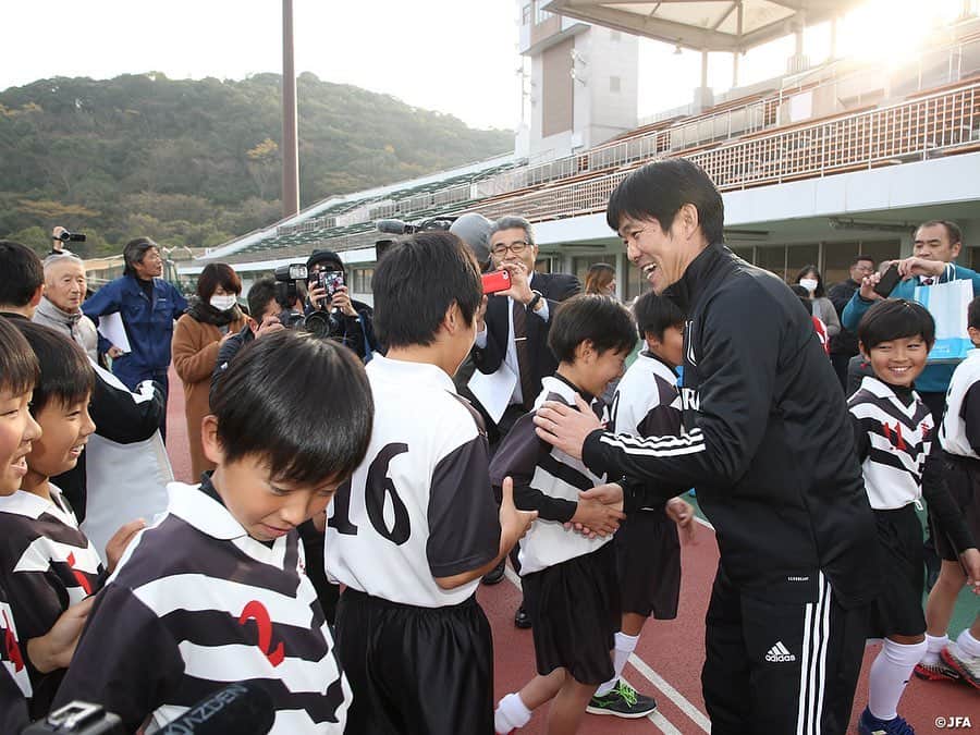 日本サッカー協会さんのインスタグラム写真 - (日本サッカー協会Instagram)「📸#U22日本代表 は12月24日（火）、長崎での合宿を開始しました。 ・ 練習前の一コマ。#森保一 監督の出身校である土井首小、土井首中、また南陽小のサッカーチーム約30名から、応援メッセージが書かれたフラッグが贈られました。 森保監督からもメッセージが贈られ、子どもたちは目を輝かせていました。 ・ 🏆キリンチャレンジカップ2019 🇯🇵U-22日本代表 🆚U-22ジャマイカ代表🇯🇲 📅12/28(土) 19:20KO/16:20 開場(予定) 📍トランスコスモススタジアム長崎 📺日本テレビ系 ※チケットは完売しました 👉大会情報はJFA.jpへ #daihyo #キリチャレの日」12月25日 8時45分 - japanfootballassociation