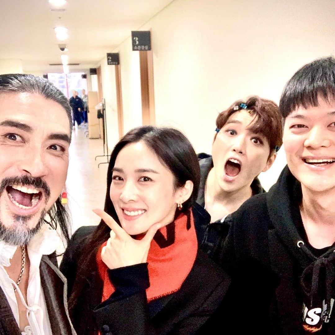 シン・ソンウのインスタグラム：「멋진 이청아 배우 아이언마스크 보러온날 !  다들 오랜만에 사진  한장 !^^ 자  오늘도  2회 달려 봅니다 !^^ 메리 크리스마스!!^^ #신성우 #shinsungwoo #아이언마스크 #윤영석 #장대웅 #산들 #이청아 #이건명」