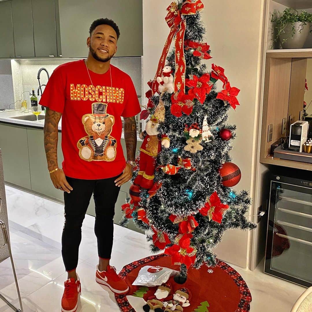 ラファエル・ダ・シルバのインスタグラム：「Deus! Nesse Natal, agradeço-lhe pelo bem da oração, por ter me dado fé, espalhado o amor em meu coração para que eu pudesse estendê-lo às pessoas ao meu redor #merrychristmas 🎅 🙏🏾❤️」