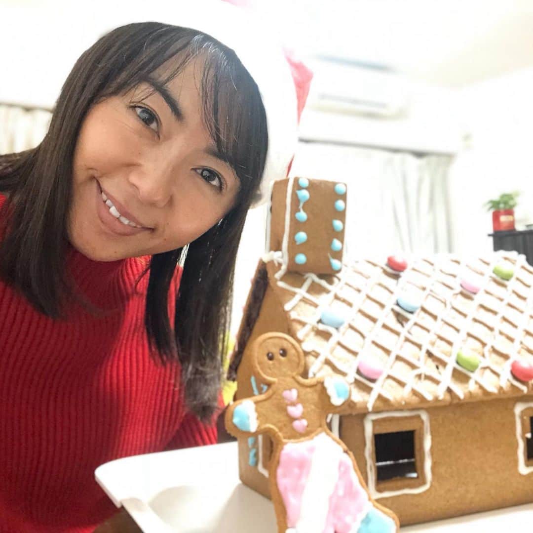 のインスタグラム：「ファミリークリパ🎄🎁🎂 毎回田中家のクリパは、プレゼント交換します🎁みんなでジングルベル🔔の歌を歌いながら時計回りにプレゼント回したら、最後のヘイッ❗️で、自分のが来るって言うプレゼント交換あるあるで腹を抱えて笑ってから、真っ赤なお鼻のトナカイさんに歌を変えて無事にプレゼント交換できた🤣  あぁー、こんな時間が家族で過ごせる幸せったら😍🙏🙆‍♀️21歳になる娘っ子もまだファミリーでクリスマスを過ごしてくれるし、嬉しいねー❤️1番のクリスマスプレゼントです🎁  #田中家  #christmas  #homeparty  #merrychristmas  #プレゼント交換」