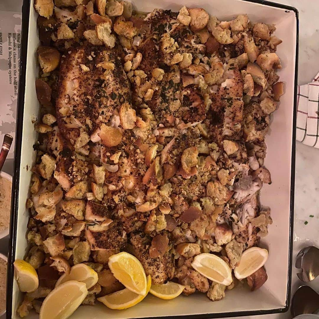 ジミー・キンメルさんのインスタグラム写真 - (ジミー・キンメルInstagram)「Our annual family tradition - the Italian Feast of Seven (or, in this case, 18) Fishes!  Wishing you and your people a beautiful Christmas Eve (and Hanukkah too). #lasagna」12月25日 8時54分 - jimmykimmel