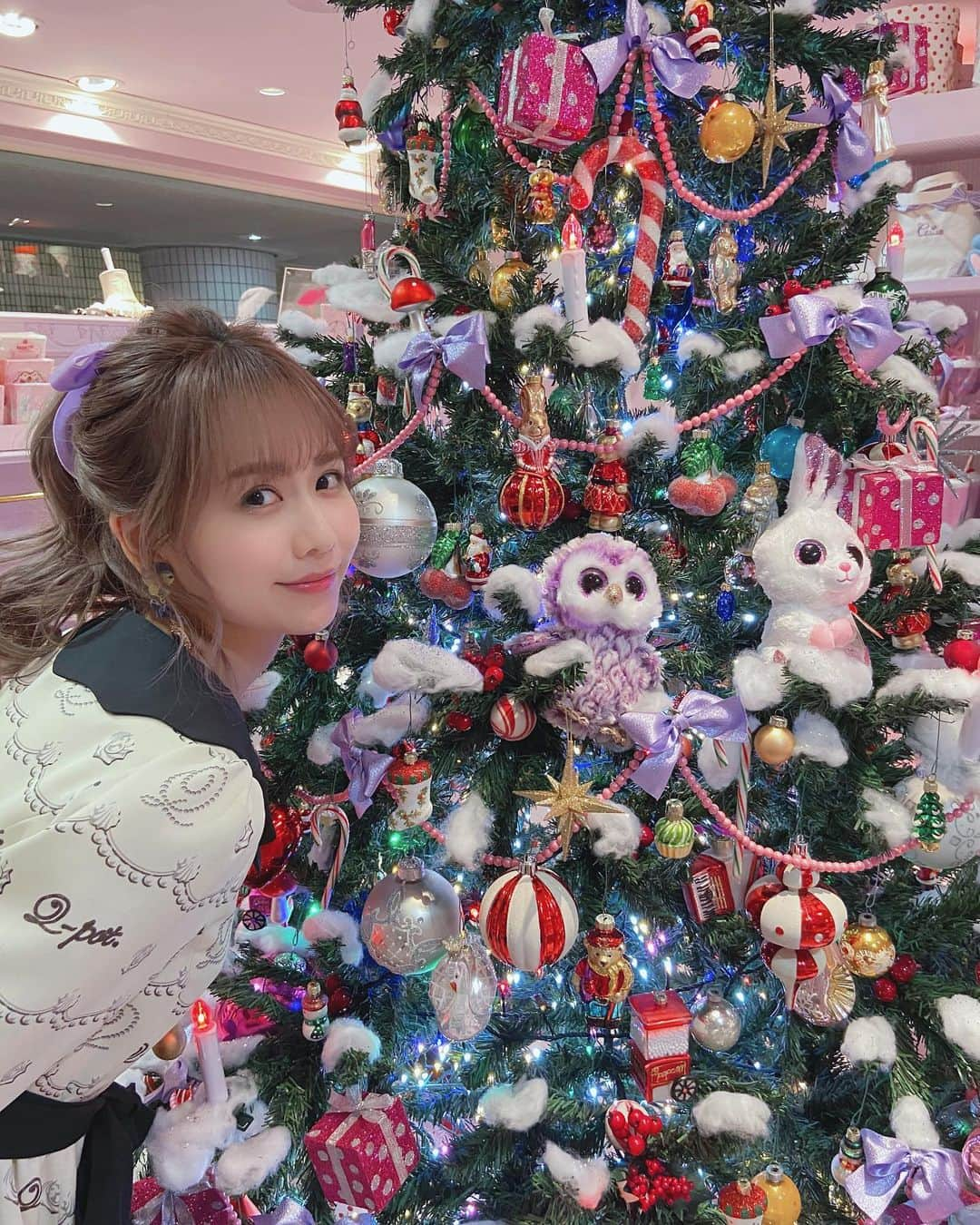 佐藤すみれさんのインスタグラム写真 - (佐藤すみれInstagram)「. . メリークリスマス🎄🐰🎀🦉🎁 . Ceriseさんでのポップアップが終了しました。 ご来場いただきありがとうございました。 ※ラリー特典のポストカードは28日まで対応 . コラボ新商品のキャンドルと帽子箱は 引き続きオンラインで受注を受け付けます🧁 今回、店頭で逃してしまった方も是非💖💖 . . . . . #クリスマス #メリークリスマス #クリスマスツリー #ホリデーイベント #ホリデーイベント2019 #チェリーズ #ポップアップ #xmas2019 #merrychristmas #christmas #christmastree #cerise #popup #holiday #holidayevents #holiday2019 #ty #gateaumagiquealaviolette #sumiresato」12月25日 8時50分 - sumiresato_official