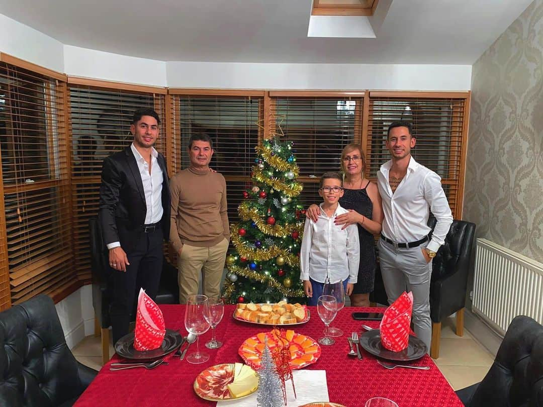 アジョセ・ペレスさんのインスタグラム写真 - (アジョセ・ペレスInstagram)「Another Christmas Eve away from home but with the family with me ❤」12月25日 8時58分 - ayozepg