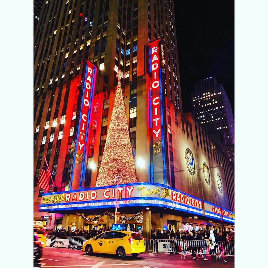 今井翼さんのインスタグラム写真 - (今井翼Instagram)「NYC  メリークリスマス  素敵な一日を♪  #MerryChristmas #RockfellerCenter #RadioCity #NYC #笑顔  #つばサンタ」12月25日 9時03分 - tsubasaimai_official