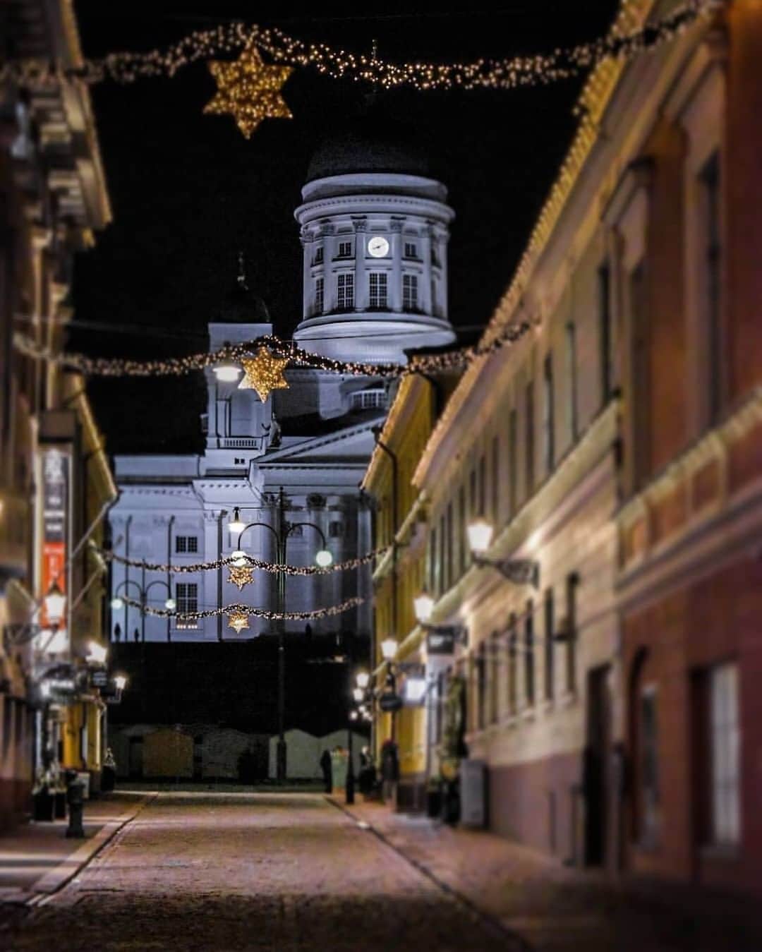 フィンランド政府観光局さんのインスタグラム写真 - (フィンランド政府観光局Instagram)「いつもは賑やかなヘルシンキも、毎年クリスマスはとても静かで、いつもとは違った雰囲気を醸し出します。 ． @postcards_from_helsinki さんの写真。Kiitos!  #visitfinland #ourfinland #visitfinlandjp # #finland #北欧旅行 #travelgram #フィンランド #フィンランド政府観光局 #北欧 #travel #instatravel #travel #travelgram #travelling #traveler #lvisithelsinki #ヘルシンキ #クリスマス #大聖堂 #ストリート」12月25日 9時00分 - visitfinlandjapan