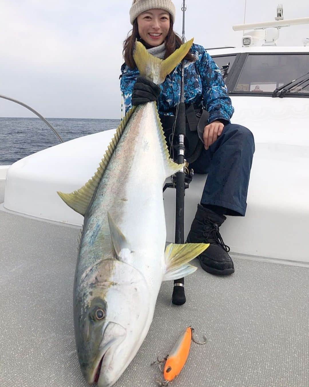 高本采実さんのインスタグラム写真 - (高本采実Instagram)「🐟 メリー釣りスマスEVE🎅🏻🎣🎁 . イブに海からのプレゼントが 届きました〜😍 . 初ヒラマサ‼️ 10.５kg✨　126cm（尾叉長） ファイトタイム２分 . 初めてのヒラマサキャスティング。 バイトは何回かくるものの中々乗らず。 ヒラキャス釣行２日目のクリスマスイブに オオマササンタがやってきました〜😍🎅🏻💕 . . . これで青物御三家コンプリート🤩‼️ . . . #ツリスマス #海からのプレゼント #釣り動画 #fishingmovie #amberjack #yellowtail #saltwaterfishing  #casting #lurefishing  #大物釣り #キャスティング #ファイト #ヒラマサ #オオマサ #平政 #大物ハンター #青物 #玄界灘 #五島列島 #男女群島 #サンライズ #sunrise #釣り #釣り好き #釣りガール #fishinggirl #钓鱼 #高本采実 #あやみん #ayamistagram」12月25日 9時11分 - ayami__summer