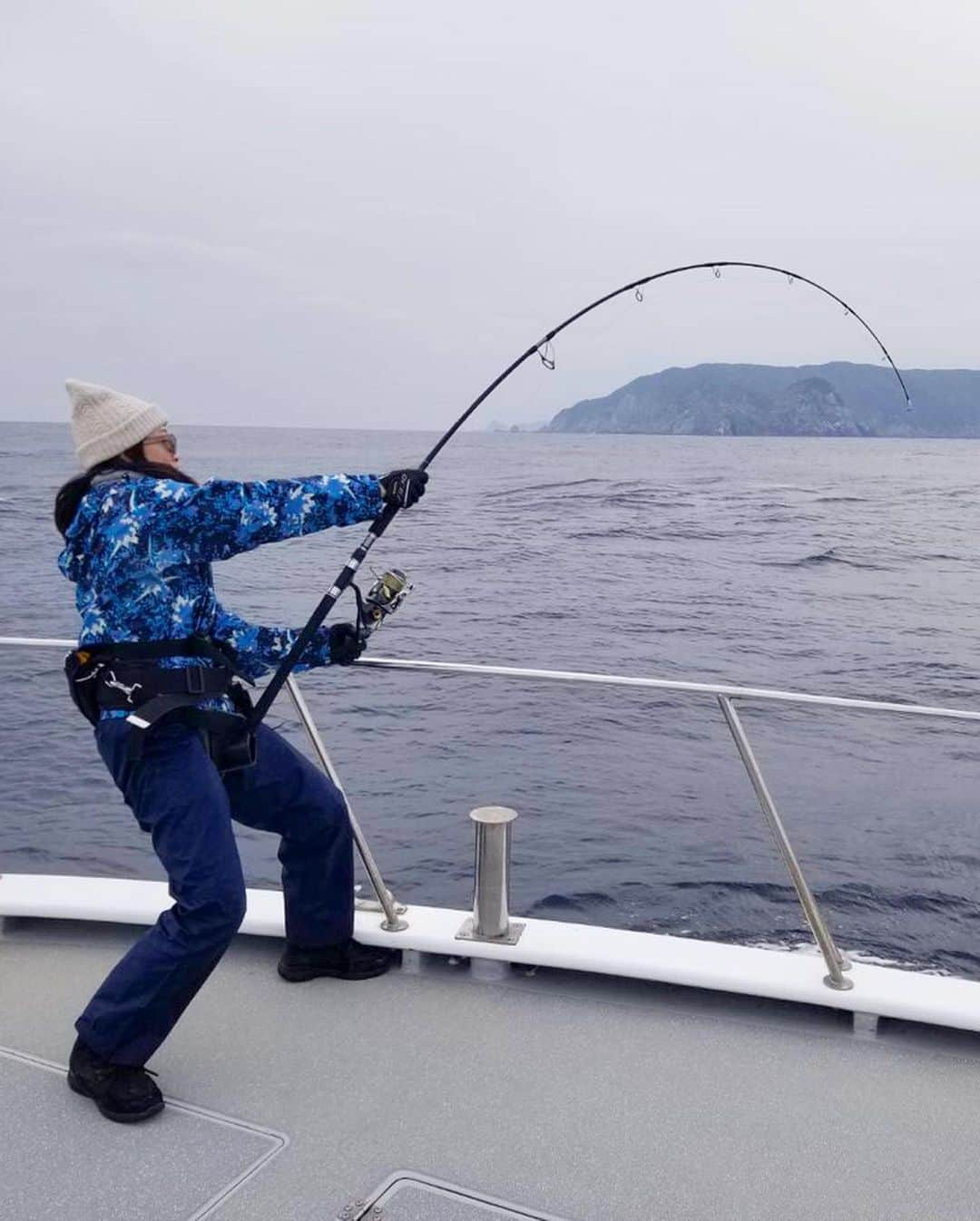 高本采実さんのインスタグラム写真 - (高本采実Instagram)「🐟 メリー釣りスマスEVE🎅🏻🎣🎁 . イブに海からのプレゼントが 届きました〜😍 . 初ヒラマサ‼️ 10.５kg✨　126cm（尾叉長） ファイトタイム２分 . 初めてのヒラマサキャスティング。 バイトは何回かくるものの中々乗らず。 ヒラキャス釣行２日目のクリスマスイブに オオマササンタがやってきました〜😍🎅🏻💕 . . . これで青物御三家コンプリート🤩‼️ . . . #ツリスマス #海からのプレゼント #釣り動画 #fishingmovie #amberjack #yellowtail #saltwaterfishing  #casting #lurefishing  #大物釣り #キャスティング #ファイト #ヒラマサ #オオマサ #平政 #大物ハンター #青物 #玄界灘 #五島列島 #男女群島 #サンライズ #sunrise #釣り #釣り好き #釣りガール #fishinggirl #钓鱼 #高本采実 #あやみん #ayamistagram」12月25日 9時11分 - ayami__summer