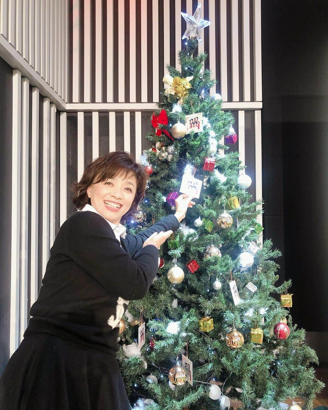 榊原郁恵さんのインスタグラム写真 - (榊原郁恵Instagram)「. メリークリスマス🎄 本日12月25日9:12頃から、#ニッポン放送「#ラジオチャリティーミュージックソン」に出演します。 聴いてくださーい📻 聴き損ねた方は、radikoで聴いてくださいねー🤗. .  #キスマイ #KisMyFt2 #榊原郁恵」12月25日 9時14分 - sakakibara.ikue