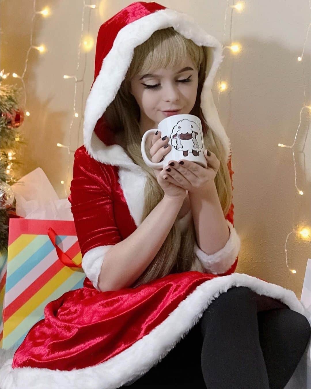 レベッカさんのインスタグラム写真 - (レベッカInstagram)「Looking for a last minute Christmas gift for a Pokémon lover? Well have I got the mug for you :^) I’m selling my Wooloo mug/sticker on my Redbubble: Ichigochii ☁️♥️ the link to my Redbubble is also in my bio」12月25日 9時15分 - ichigochii