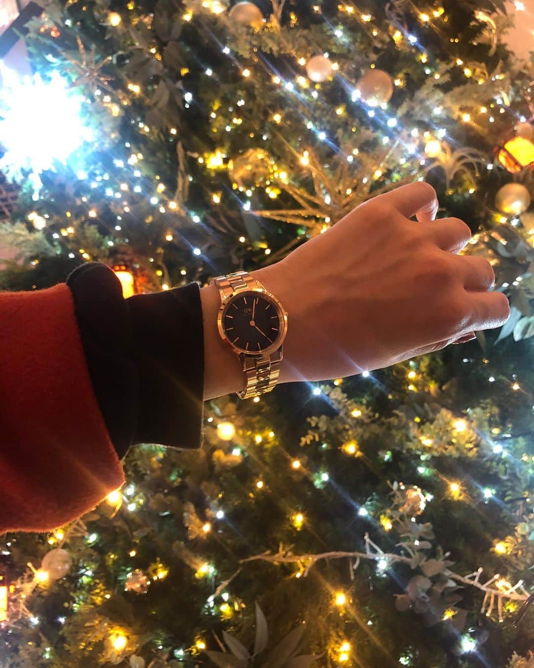 のインスタグラム：「・ お気に入りの⌚️が ツリーに映える🎄💝⭐️ ・ @hm のピアスとの相性も良き☺️👏 ・ 30パーオフのクーポンコード 1月15日まで有効だよ💝 →hiura ・ メリークリスマス🎅🎁💫 ・ @danielwellington ・ #danielwellington #dw #h&m #watch #ダニエルウェリントン #クリスマスツリー #イルミネーション #私はこれから#キックボクシング #クリスマスキックボクシング」