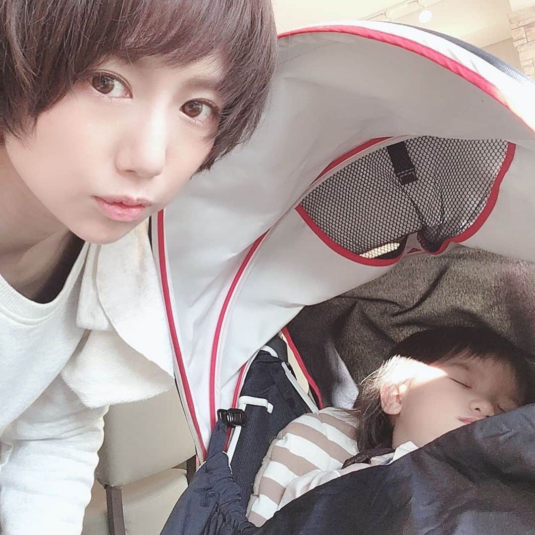 のインスタグラム：「娘とクリスマスデート🎄🎅 沢山遊んで疲れて満足げな顔でお昼寝♡」