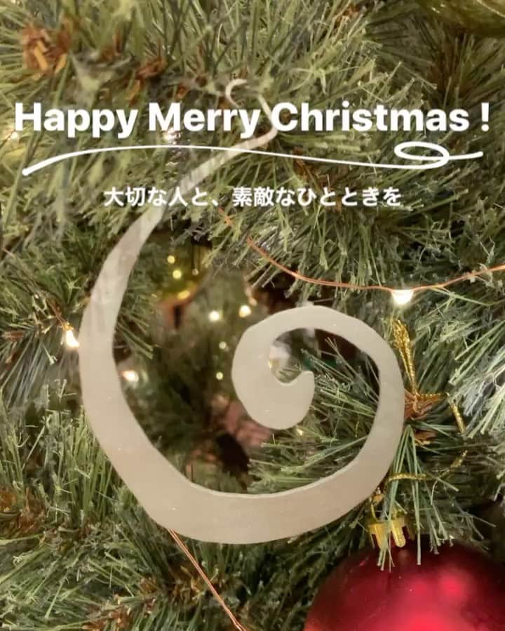 SORA ≪SORA表参道の公式アカウント≫のインスタグラム：「. #MerryChristmas ＊* 令和最初のクリスマス、みなさんいかがお過ごしですか？ みなさんにたくさんのお幸せが訪れますように。 . . . ぜひ『#結婚指輪sora 』のハッシュタグで SORAの写真を投稿してくださいね！ こちらのアカウントでリグラムさせていただきます♪ . #結婚指輪 #婚約指輪 #表参道 #金属アレルギー #金属アレルギー対応 #レアメタル #鍛造  #手作り #手作り指輪 #マリッジリング #エンゲージリング #ブライダル #ウェディング #プレ花嫁 #クリエィティブ #デザイン  #bridal #wedding #jewelry #ring #weddingring  #japaneseart #madeinjapan #サプライズプロポーズ #クリスマスツリー #クリスマス」
