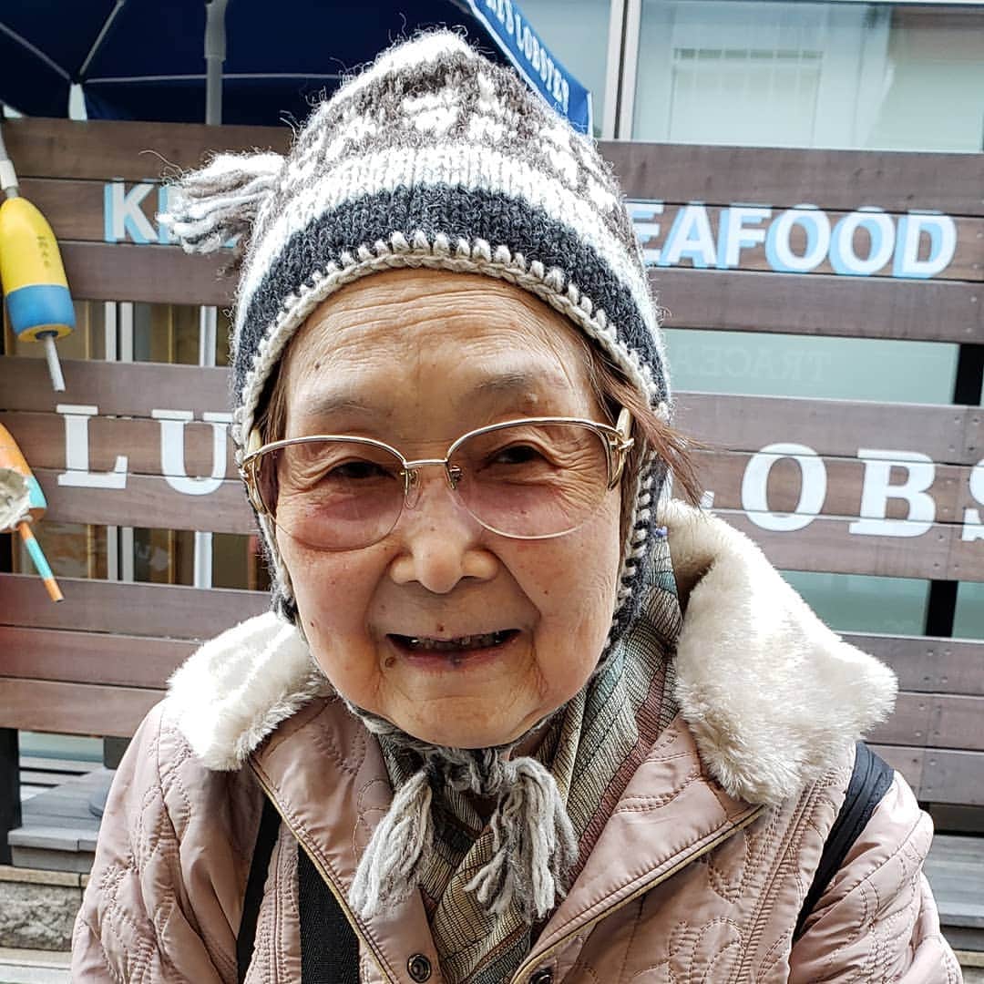 平井富子さんのインスタグラム写真 - (平井富子Instagram)「地元神宮前にお住まいのマサコさんがご来店❗  青山育ちで、若い頃はダンスをやっていたとか、オシャレ～！90才超えとは思えないお肌ツヤツヤで若々しい～！今は、茶道の先生、素晴らしい～！ ニット帽を気に入って頂きました。裏地付き、耳も隠れてとても暖かい優れもの、お似合い～！ また、お買い物帰りにお立ち寄りください～❗」12月25日 14時45分 - enchantewithd