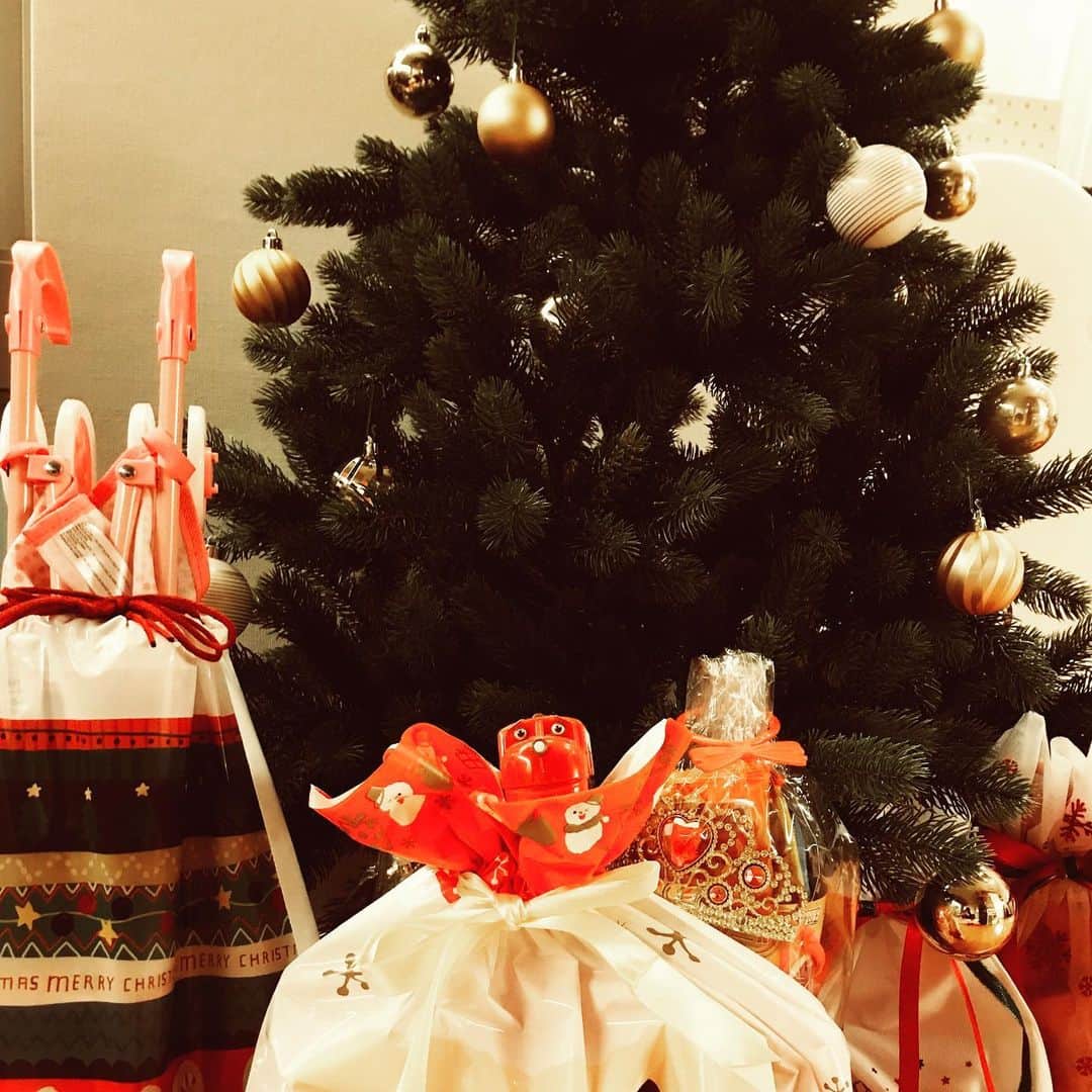 フジテレビ「チャギントン」さんのインスタグラム写真 - (フジテレビ「チャギントン」Instagram)「Happy holidays!  #チャギントン  #サンタさんからのプレゼント #クリスマス #みんなは何をもらうのかな  #目立つはずがちょっと同化」12月25日 14時45分 - chuggington.jp