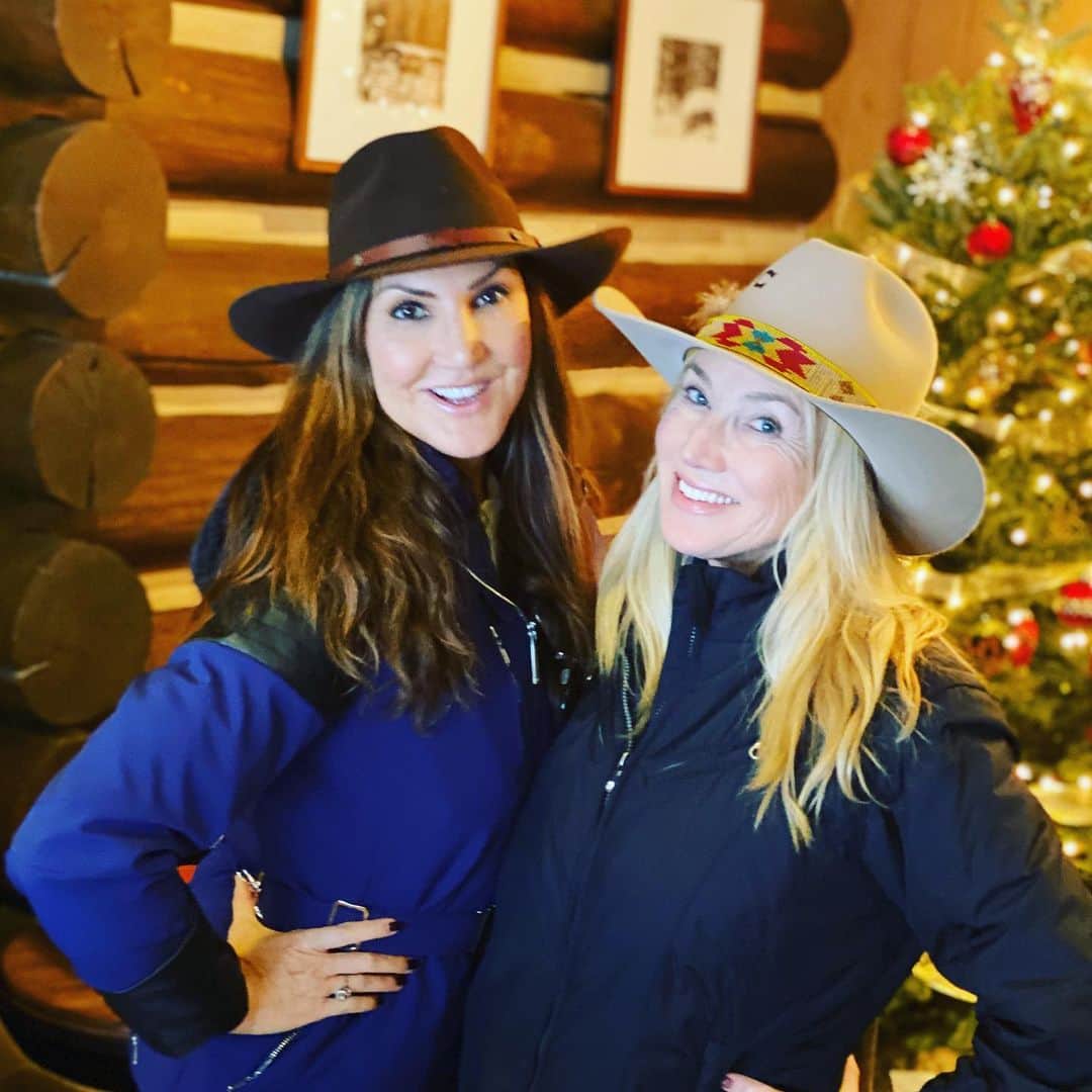 ヘザー・マクドナルドのインスタグラム：「Sisters in Montana on #christmaseve So happy I got to spend this holiday with @goldstein.shannon and her family. The 9 of us had the best time in #bigskymontana all together. I hope you are with loved ones as well.」