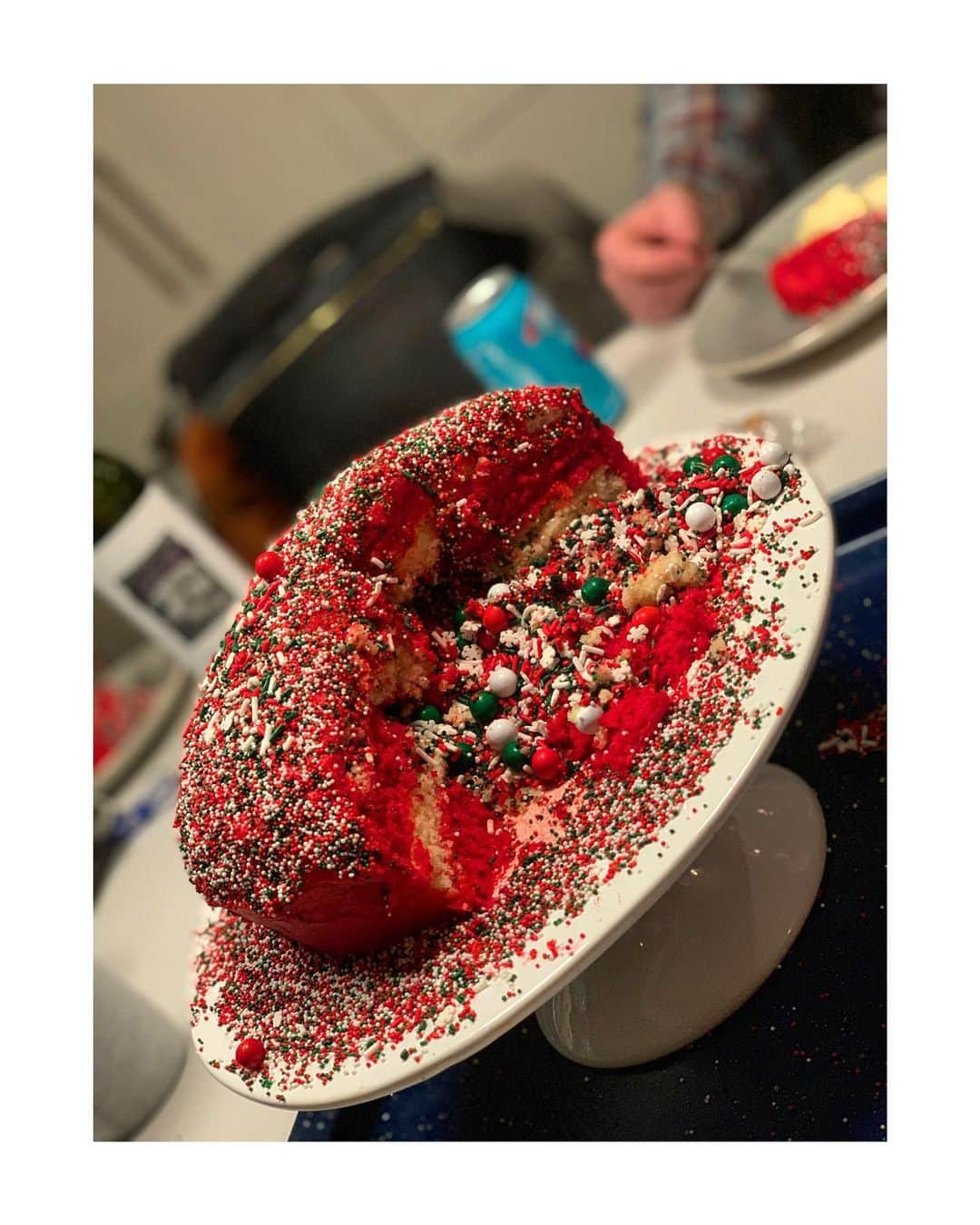 ゾージア・マメットさんのインスタグラム写真 - (ゾージア・マメットInstagram)「Merry Christmas Eve! May your holiday be as festive as this Christmas explosion cake. 📸 @johnakite_」12月25日 14時48分 - zosiamamet