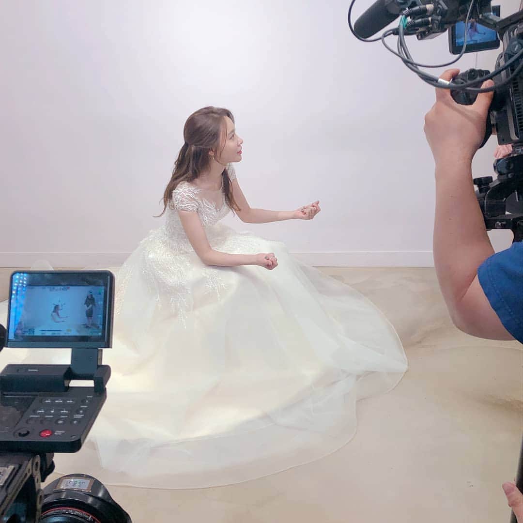 キム・アジュンのインスタグラム：「👗 드레스는 역시 벨라인 #올해가기전묵혀둔사진다방출」