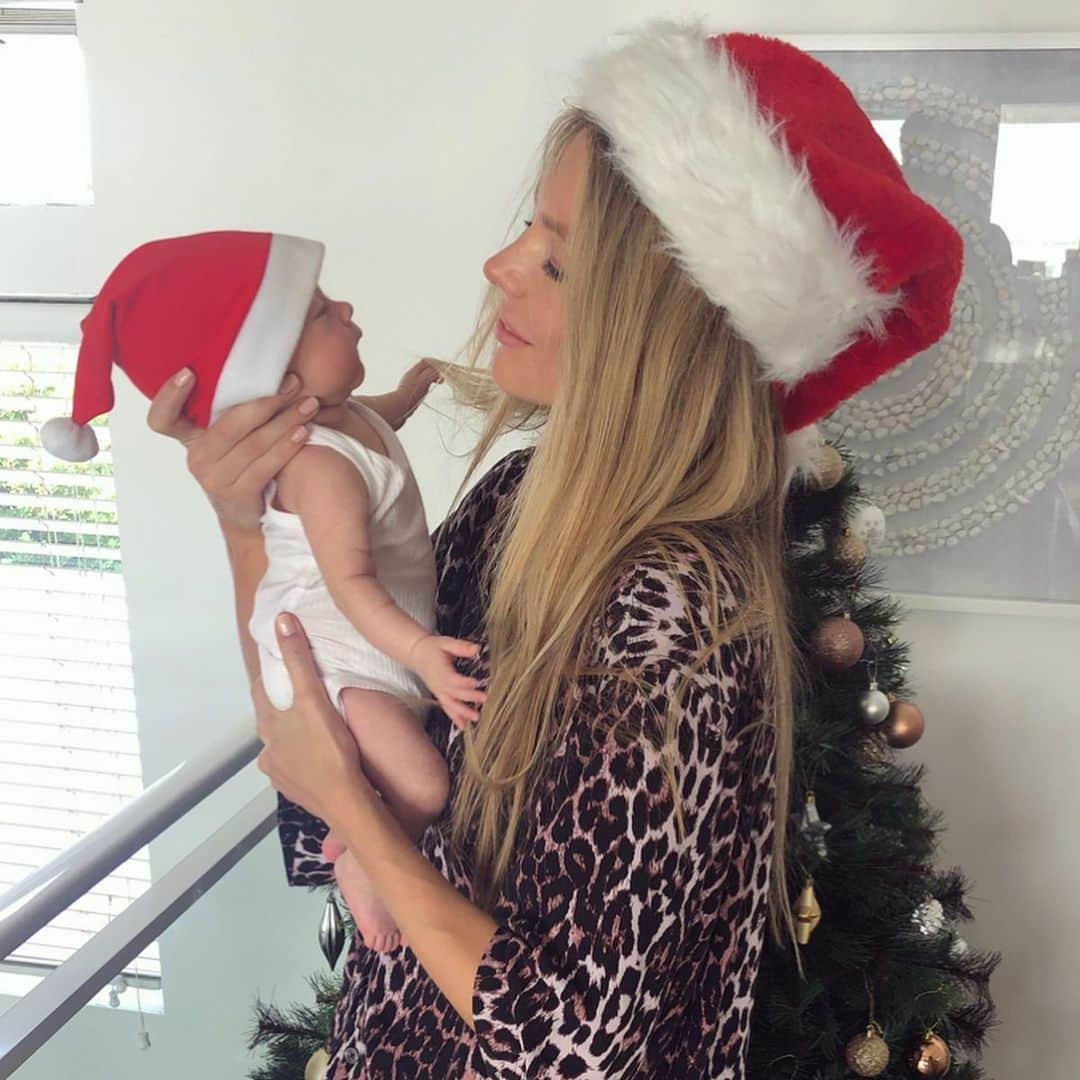 ジェニファー・ホーキンスのインスタグラム：「Christmas morning was fun! Frankie wasn’t too sure about Santa’s white beard tho!? Ha ha. From my family to yours, Merry Christmas! Lots of love ❤️🎄」