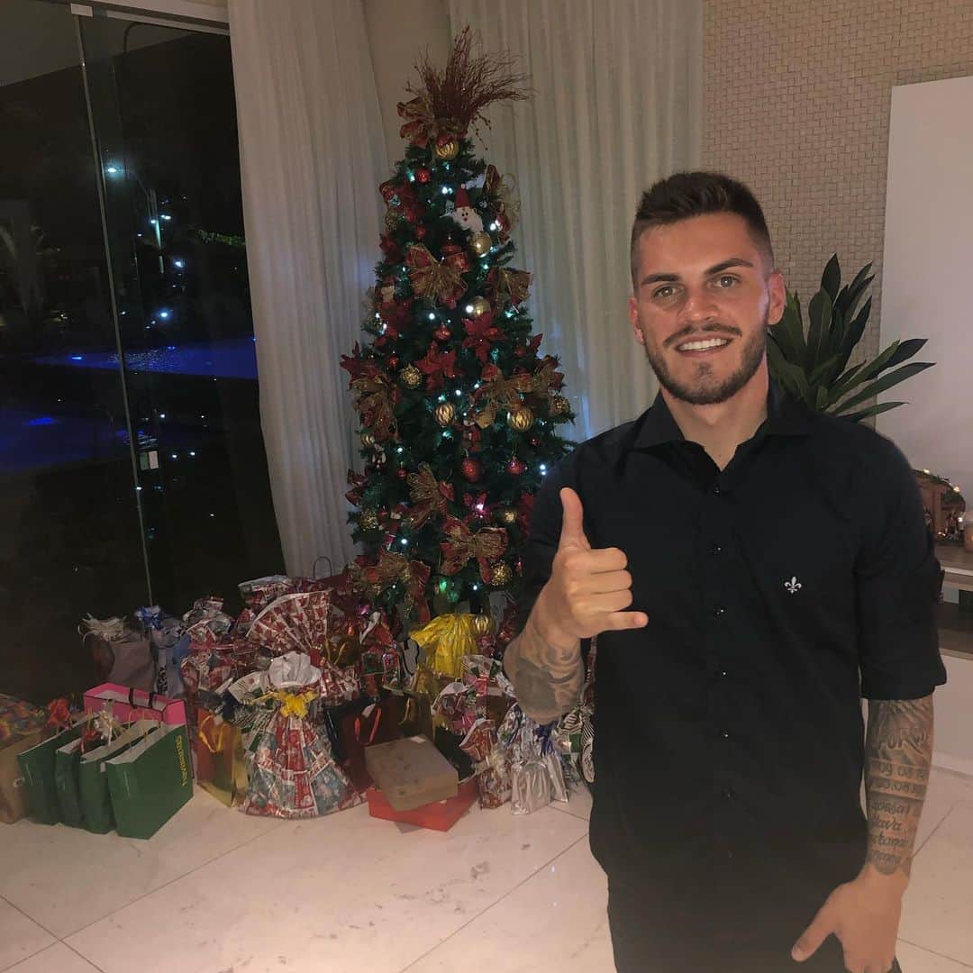ナタンのインスタグラム：「Feliz Natal 🎄🎅🏻🎁 Merry Christmas 🎄🎅🏻🎁」