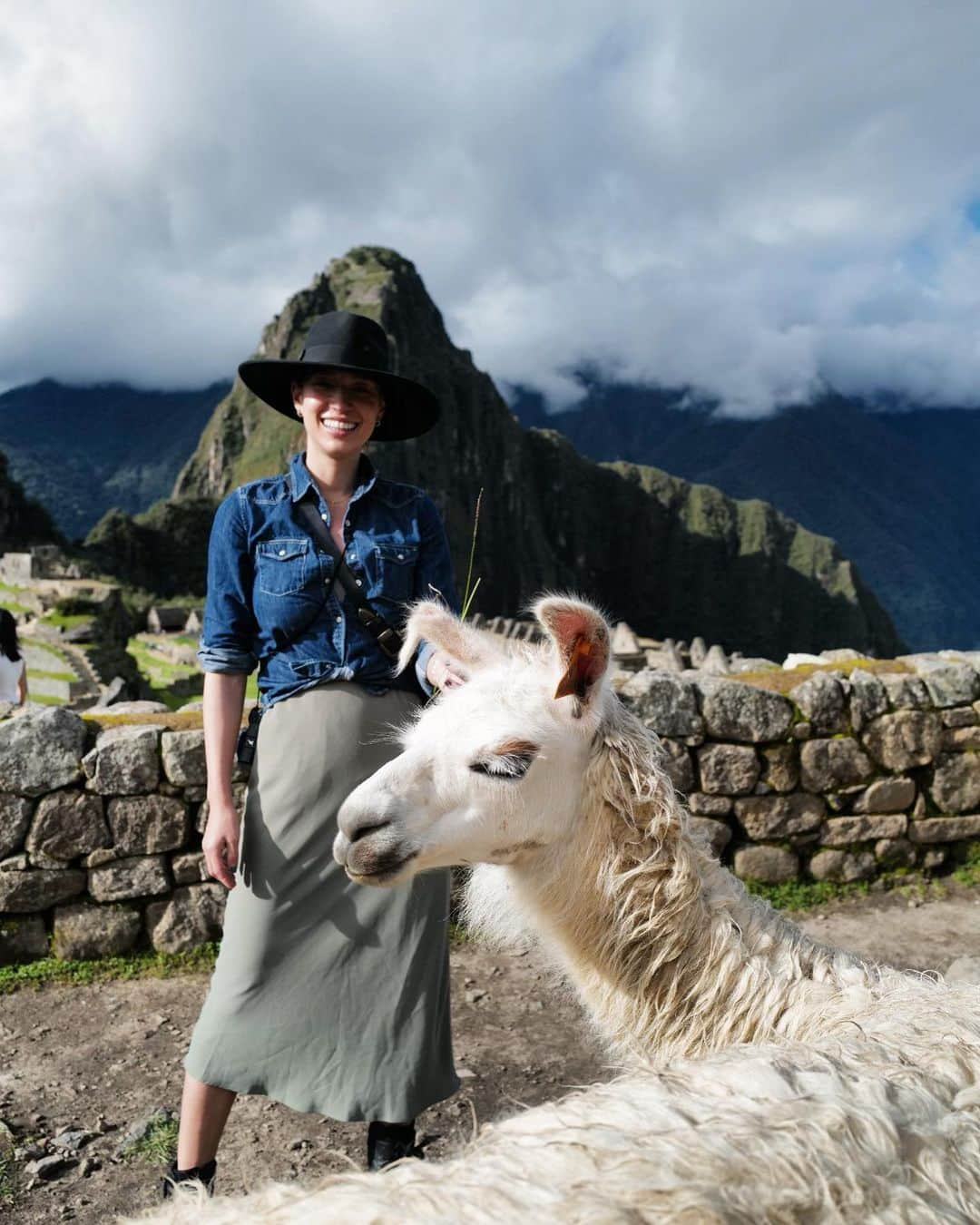 Livさんのインスタグラム写真 - (LivInstagram)「The magic of #machupicchu. I think this Christmas tops them all babes #wondersoftheworld 🦙🇵🇪💕✨📸 @henrygolding 👗 @klarra」12月25日 9時38分 - livlogolding