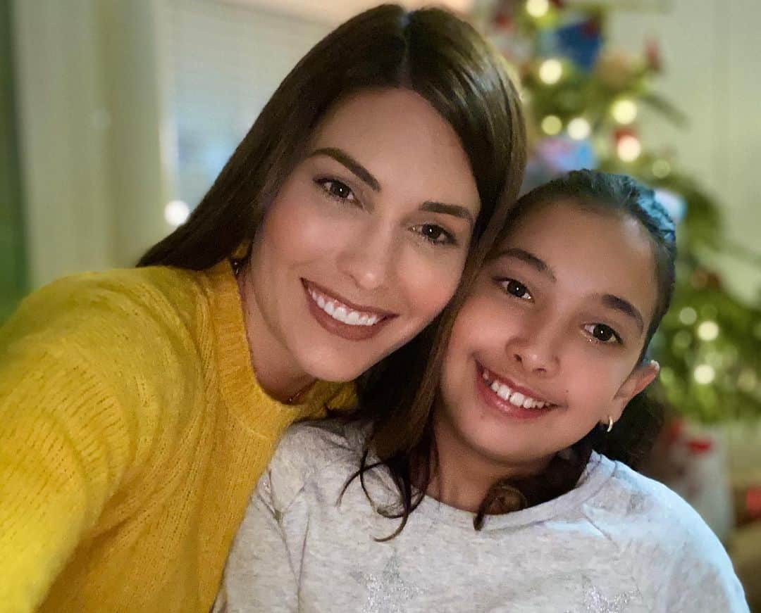 María Gabriela Isler Moralesさんのインスタグラム写真 - (María Gabriela Isler MoralesInstagram)「🎊 ¡Felices Fiestas para todos! 🎊. . Hoy más que nunca estoy segura de que lo que deseas con el corazón, llega a ti en el tiempo que Dios lo tiene dispuesto 🙏🏼. Más allá de sus tiempos perfectos, estoy segura que tiene un plan perfecto para cada uno de nosotros, solo debemos trabajar en base a eso que tanto anhelamos, para que su magia nos sorprenda 🙌🏼✨. . . Hoy, no sabía que estaría aquí. Lejos de muchas de las personas que más amo, pero cerca de quiénes necesitaban un pedacito de mí 💛 [mi hermana y mis sobrinos]. . Hoy, solo les pido que se disfruten, que se abracen fuerte y apretado, que compartan lo mucho o lo poco que tengan, que regalen sonrisas a quienes más las necesitan sin olvidarse que a veces esas personas también están en casa 🥰. . . Deseo que estas navidades llenen sus hogares de infinitas bendiciones, mucha salud, unión, familiar, y bonitas alegrías y momentos en familia 😌. . ¡Los quiero bonito! ♥️ ¡Feliz Navidad! 🎄🎁 . #Navidad #merrychristmas #FelizNavidad #Family #AuntieInLove #love」12月25日 9時37分 - gabrielaisler