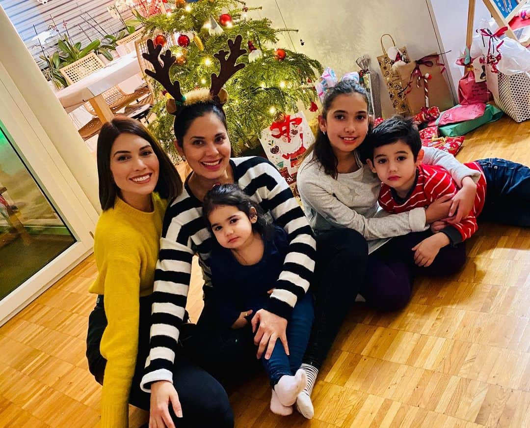 María Gabriela Isler Moralesさんのインスタグラム写真 - (María Gabriela Isler MoralesInstagram)「🎊 ¡Felices Fiestas para todos! 🎊. . Hoy más que nunca estoy segura de que lo que deseas con el corazón, llega a ti en el tiempo que Dios lo tiene dispuesto 🙏🏼. Más allá de sus tiempos perfectos, estoy segura que tiene un plan perfecto para cada uno de nosotros, solo debemos trabajar en base a eso que tanto anhelamos, para que su magia nos sorprenda 🙌🏼✨. . . Hoy, no sabía que estaría aquí. Lejos de muchas de las personas que más amo, pero cerca de quiénes necesitaban un pedacito de mí 💛 [mi hermana y mis sobrinos]. . Hoy, solo les pido que se disfruten, que se abracen fuerte y apretado, que compartan lo mucho o lo poco que tengan, que regalen sonrisas a quienes más las necesitan sin olvidarse que a veces esas personas también están en casa 🥰. . . Deseo que estas navidades llenen sus hogares de infinitas bendiciones, mucha salud, unión, familiar, y bonitas alegrías y momentos en familia 😌. . ¡Los quiero bonito! ♥️ ¡Feliz Navidad! 🎄🎁 . #Navidad #merrychristmas #FelizNavidad #Family #AuntieInLove #love」12月25日 9時37分 - gabrielaisler