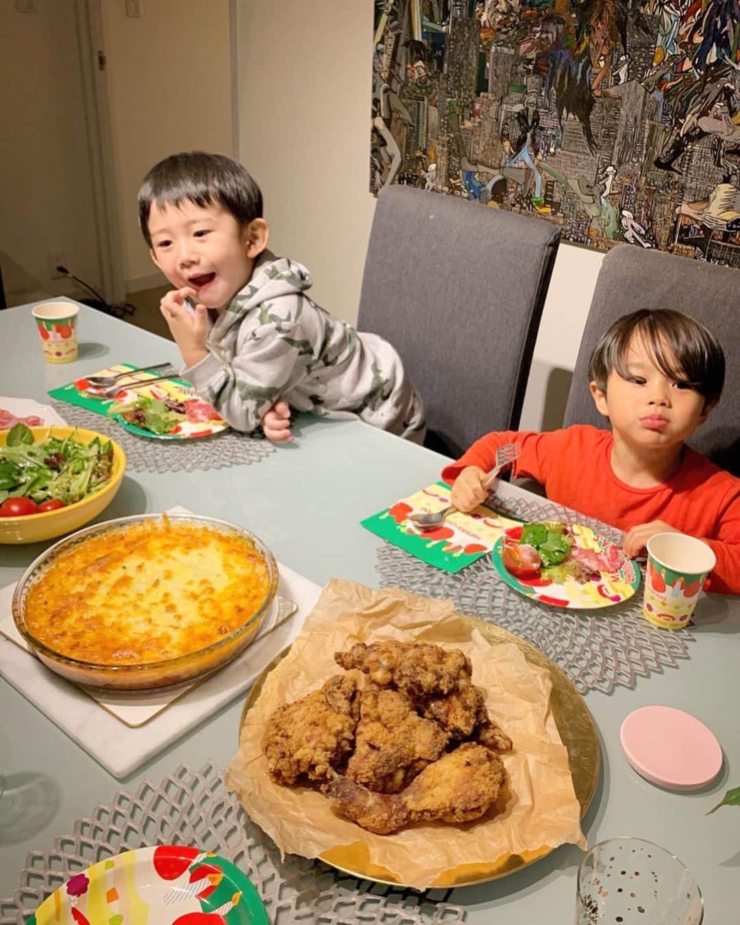 小堀ケネスさんのインスタグラム写真 - (小堀ケネスInstagram)「メリークリスマス！！🎄🎁 昨夜は鬼ママがフライドチキンとシェパードパイを作ってくれました〜！ Merry Christmas!!😁 Mommy cooked her buttermilk fried chicken and Shepard’s Pie for dinner last night.  #notdrunk #littledean #christmas2019 #mommy #friedchicken #yummy #メリークリスマス#ディーン君#ハッピー#鬼ママ#フライドチキン#いつもありがとう  @mariakamiyama  @mai_tsujimoto」12月25日 9時30分 - kenkob0903