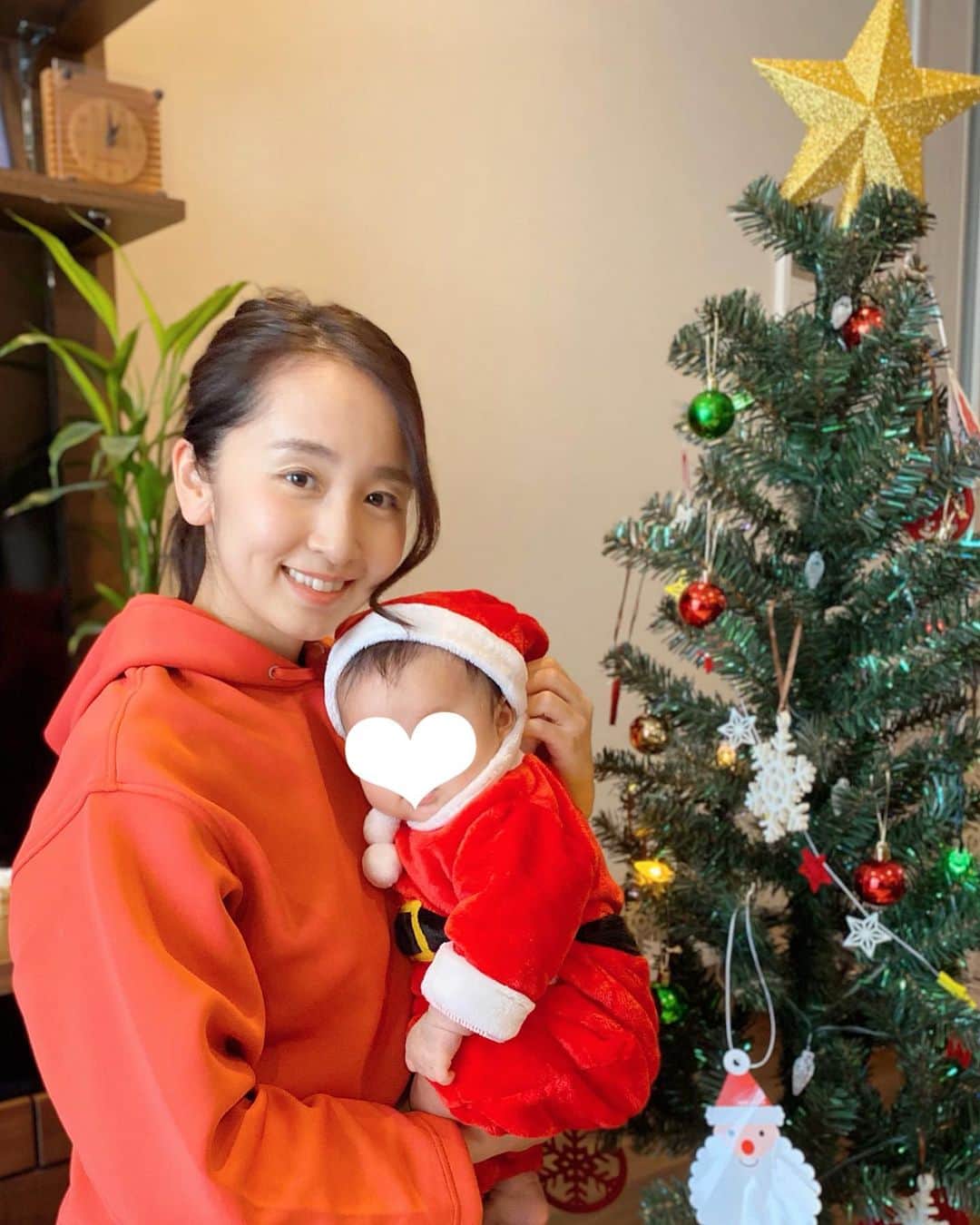 のインスタグラム：「Merry Christmas！🎄✨ ＊ ＊ 今年は可愛いサンタが来てくれました💕 この衣装は、じぃじばぁばが買ってきてくれたもの🎅🎁🤶笑 家族との時間と、この子の笑顔が最高のプレゼント☺️ みなさんはどんなクリスマスをお過ごしですか？ #merrychristmas #xmas #クリスマス #サンタクロース #赤ちゃん #baby #babygirl #女の子ベビー #女の子ママ #生後3ヶ月 #🎄 #🎅」