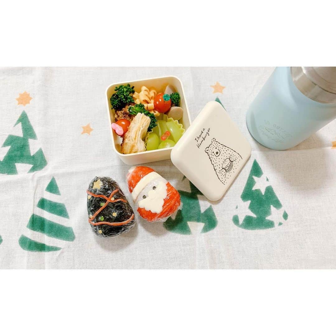 のインスタグラム：「. good morning(๑′ᴗ‵๑)🎄in Japan, and good afternoon, good evening, good night for world friends! . 今日は子供たちが早起きして大騒ぎな朝でしたʕ •́؈•̀ ₎🎄 . 何だかちょっと疑っているちびっこ姉さんと 「しゃんたしゃーん！！」って大興奮なむちこさんでした笑 . . 2人ともよかったねぇ(๑′ᴗ‵๑)♡ . . そんなクリスマスですが 夏休みが長かったので ちびっこ姉さんは今日まで学校🏫 . 久しぶりのお弁当で朝からバタバタだったけど 何とか間に合ってよかったʕ •́؈•̀ ₎♡ . 今日はスープも付けたのでおかずは少なめに。 お友達とみんなで美味しく食べてきてねー🍙 . . さてさて今年はお友達家族とクリスマスパーティーを🎄 . 夜まで賑やかな1日になりそうですʕ •́؈•̀ ₎♡ . . みんなも楽しいクリスマスを🎄 . . #kinaxfood #kinaxおべんと #サンタさんのお髭がもう溶けてる #ごめん #結局ウーニーズは諦めました笑 #アドバイスありがとう 2019/12/25」
