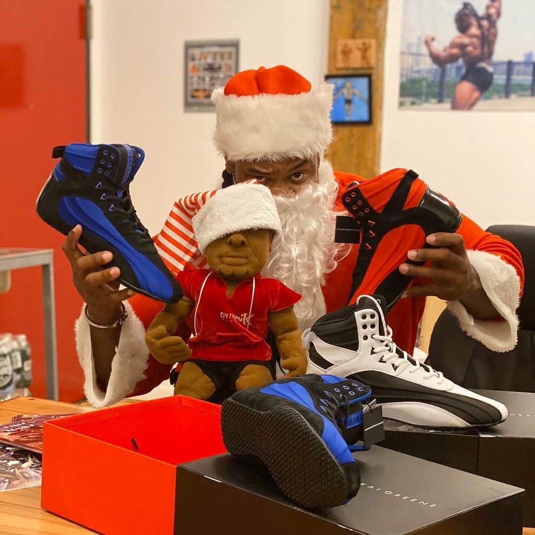 カイ・グリーンさんのインスタグラム写真 - (カイ・グリーンInstagram)「Santa Kai hopped on his sleigh with his little helper and visited @ryderwear hq and stocked up on the Signature Series DMAK 2.0 If you still haven’t gotten to try a pair this holiday season be assured you'll love the performance and feel. ⁠.. 🌲Link in Bio ⚪️Code: KAI10 🔵Web: ryderwear.com/kai」12月25日 9時43分 - kaigreene