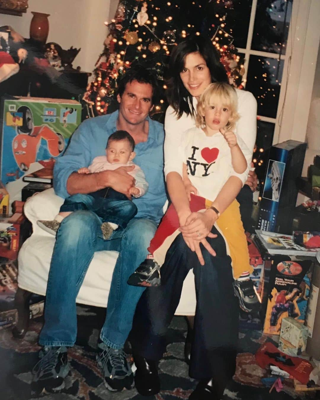 シンディ・クロフォードさんのインスタグラム写真 - (シンディ・クロフォードInstagram)「Pres called it 18 years ago. We're back in NY on Christmas ❤️」12月25日 9時43分 - cindycrawford